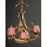 Geweihleuchter mit 4 Brennstellen und rotkariert | Antler chandelier with 4 burning points and red