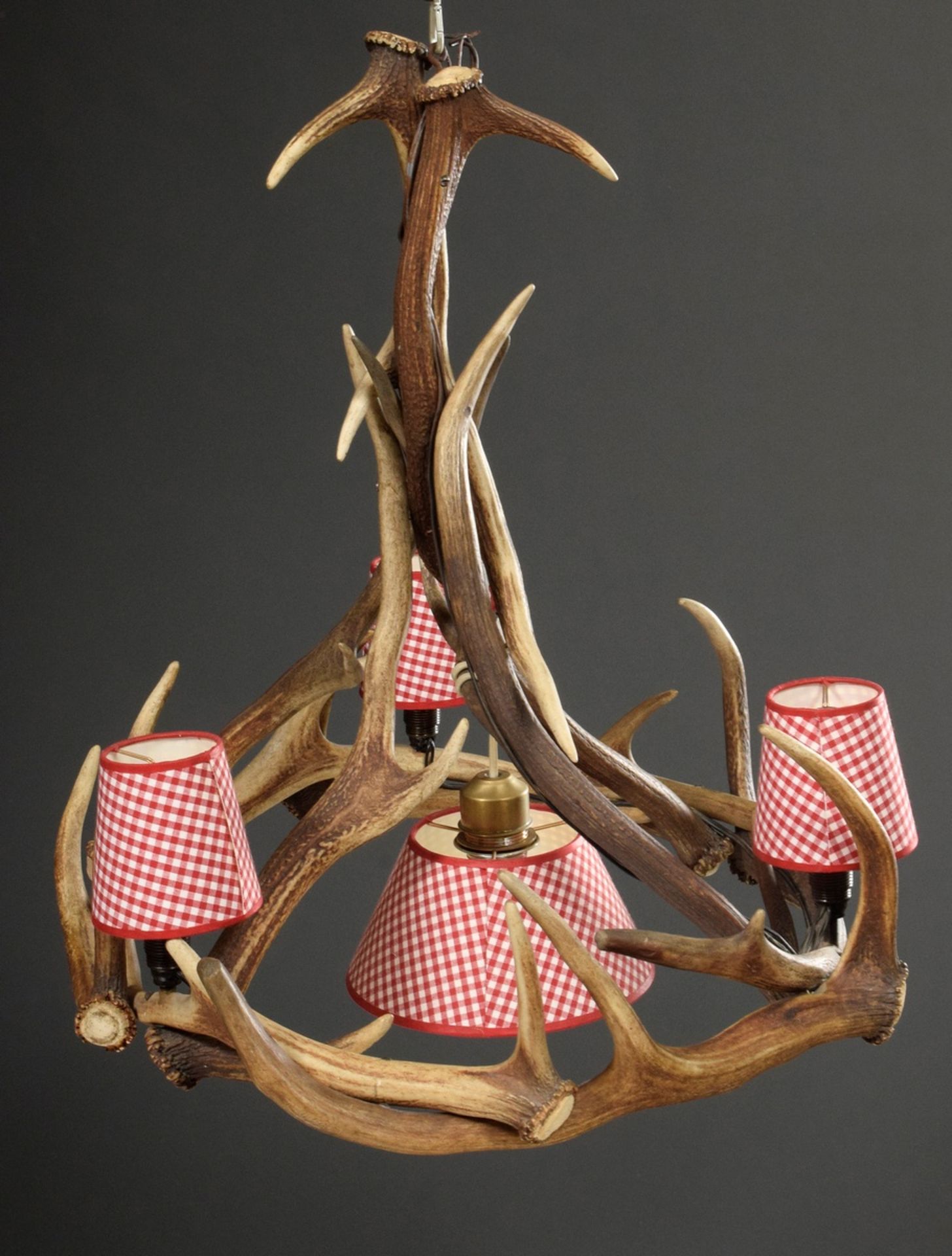 Geweihleuchter mit 4 Brennstellen und rotkariert | Antler chandelier with 4 burning points and red