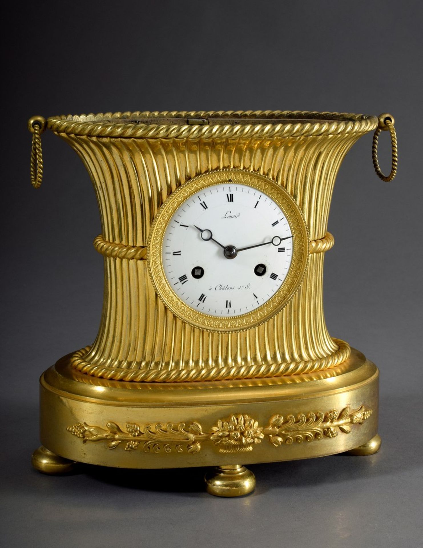 Empire Pendule im feuervergoldetem Bronzegehäuse | Empire pendulum in a fire-gilt bronze case on an