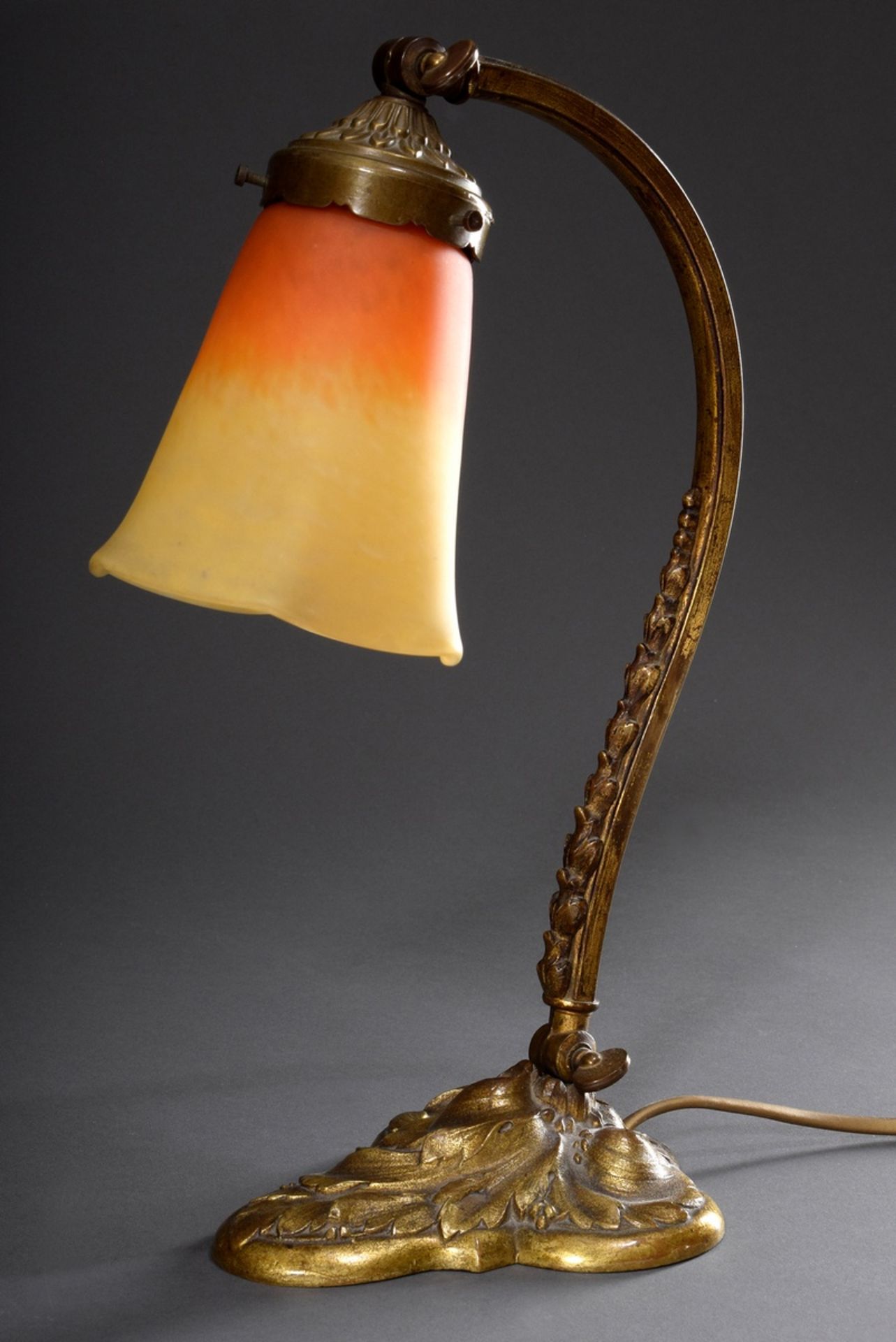 Jugendstil Tischlämpchen mit floralem Bronze Fuß | Art Nouveau table lamp with floral bronze base a