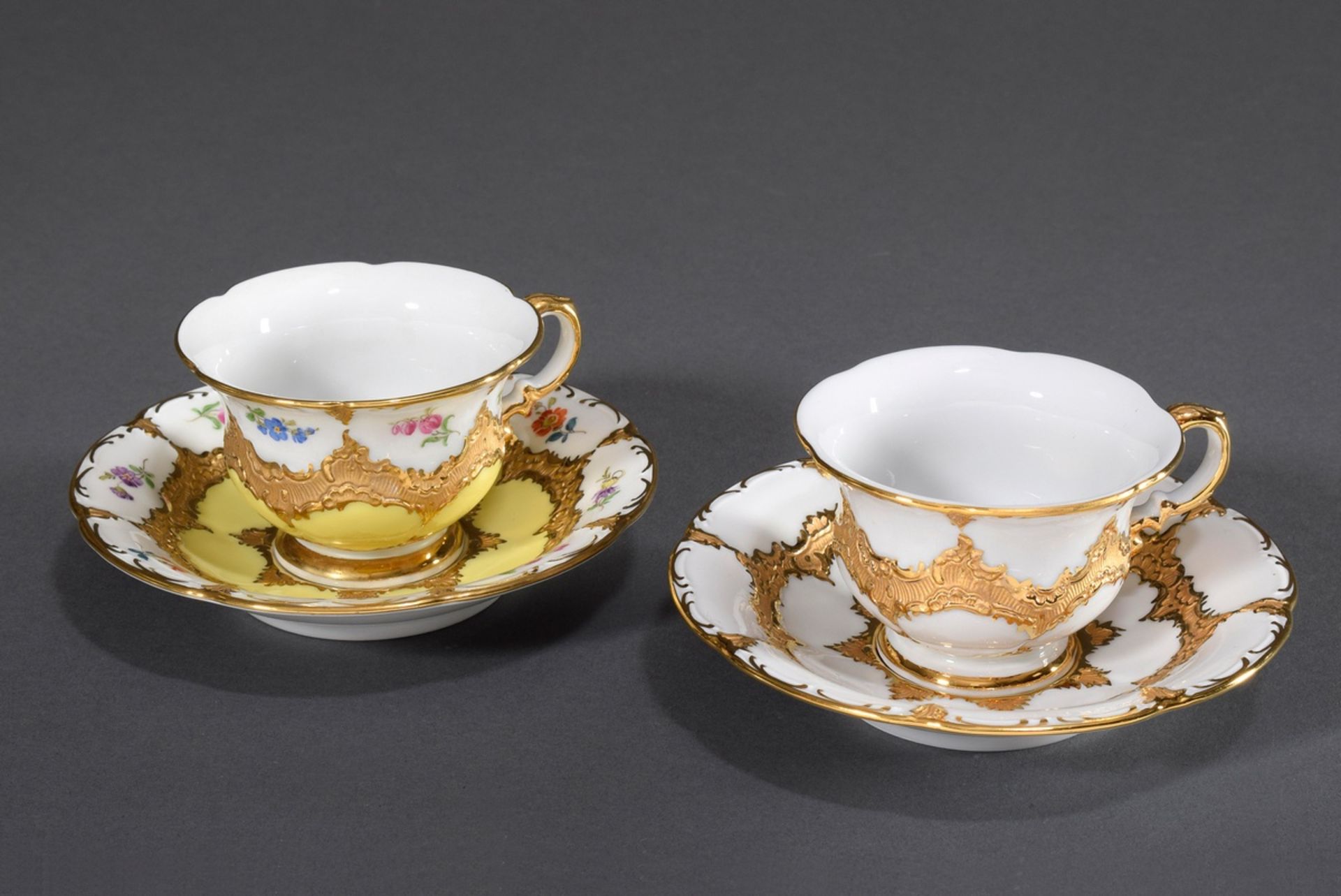 2 Diverse Meissen Prunk Mokkatassen/UT mit reich | 2 various Meissen splendid demitasse cups/bottom - Bild 2 aus 4