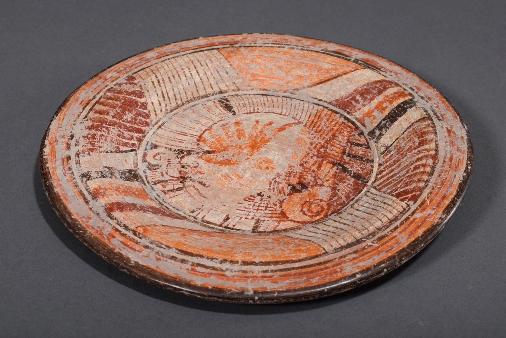 Präkolumbianischer Teller mit Darstellung des Regengottes Chaac, Ton mit farbiger Bemalung, späte K - Bild 2 aus 4