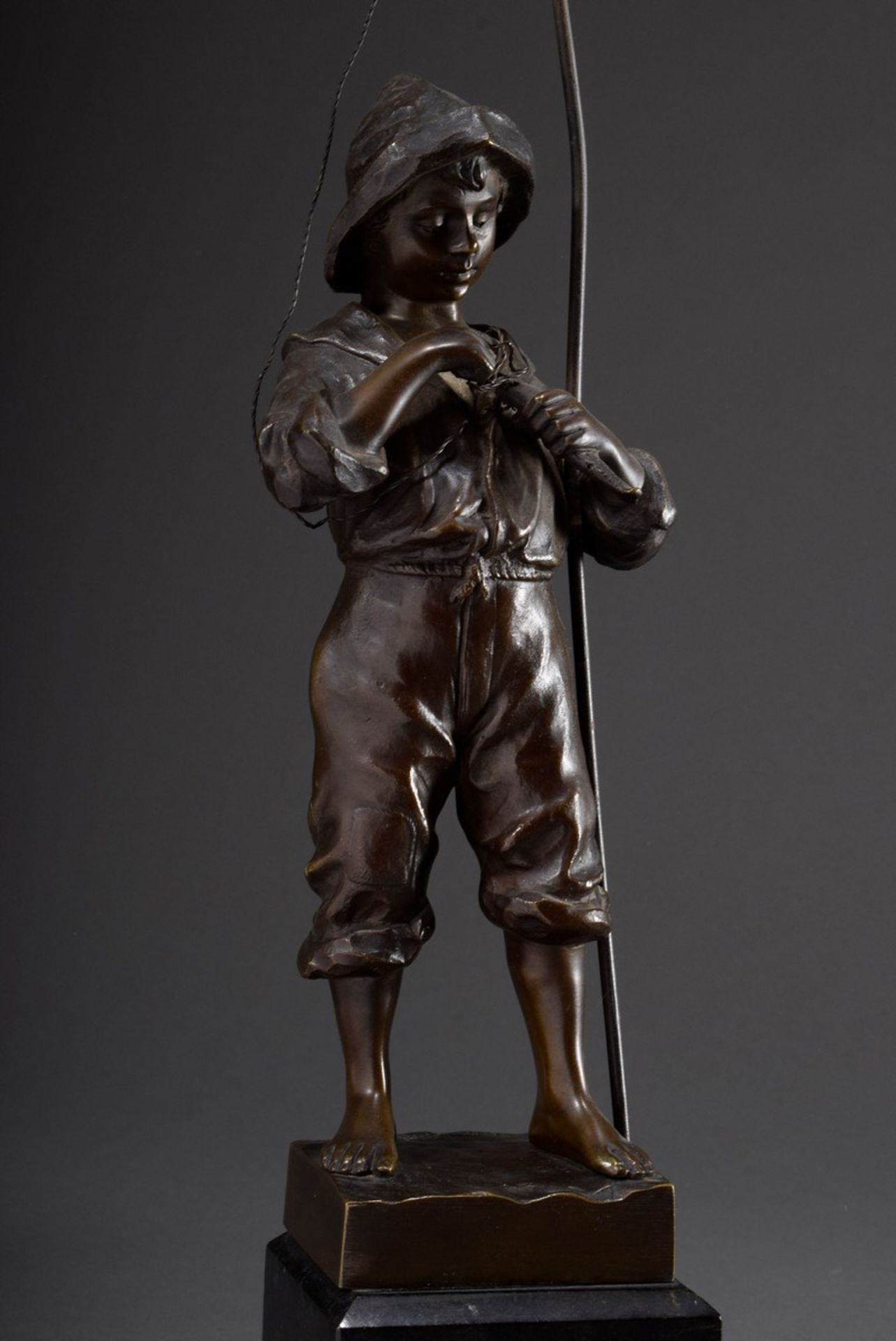 Schmidt-Felling, Julius Paul (1835-1920) "Junger Angler mit Fisch", Bronze dunkel patiniert, sign., - Bild 2 aus 8