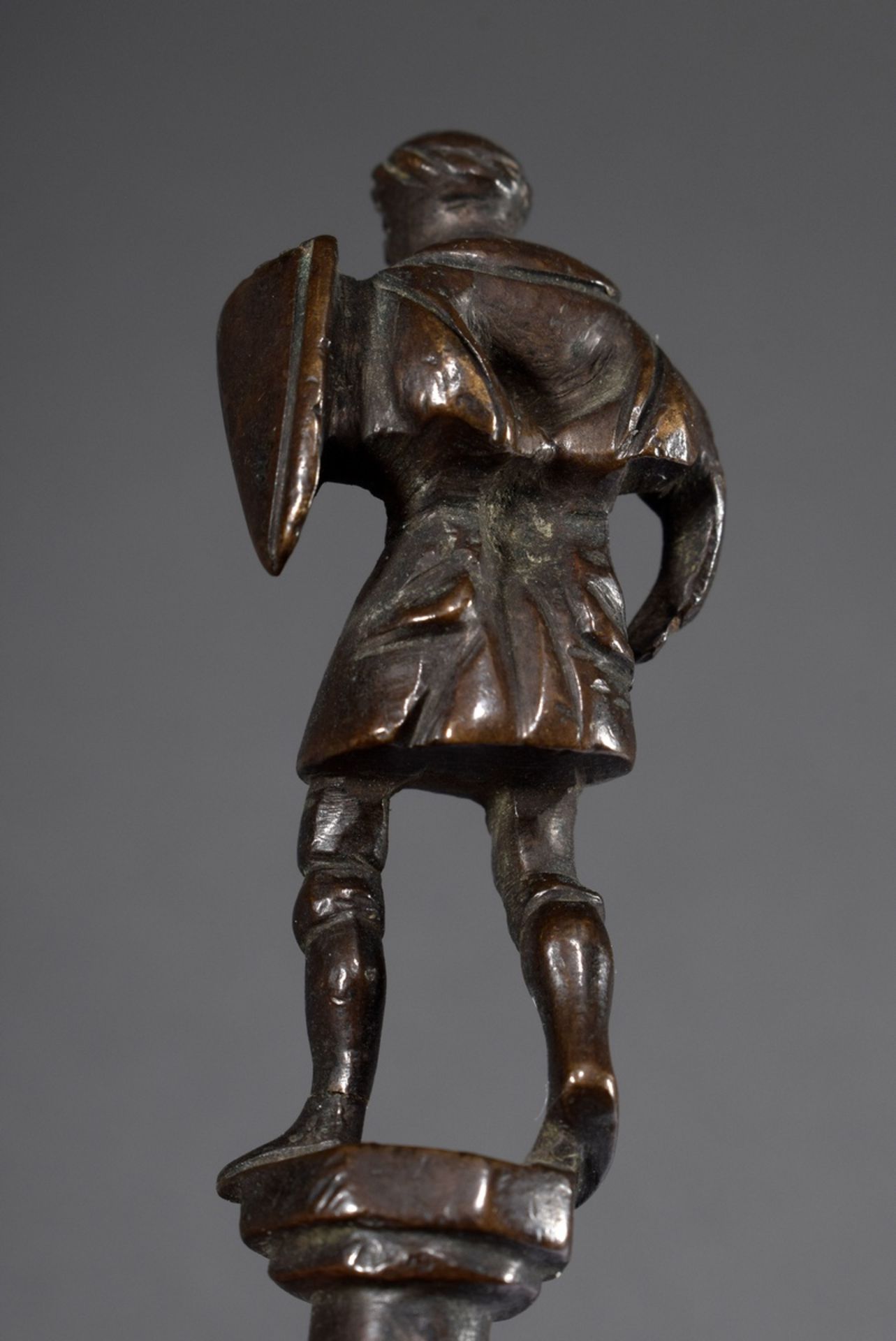 Kleine frühe Bronze Figur "Stehender Krieger mit Schild" auf Säule, Schachfigur (?),  dunkel patini - Bild 3 aus 4