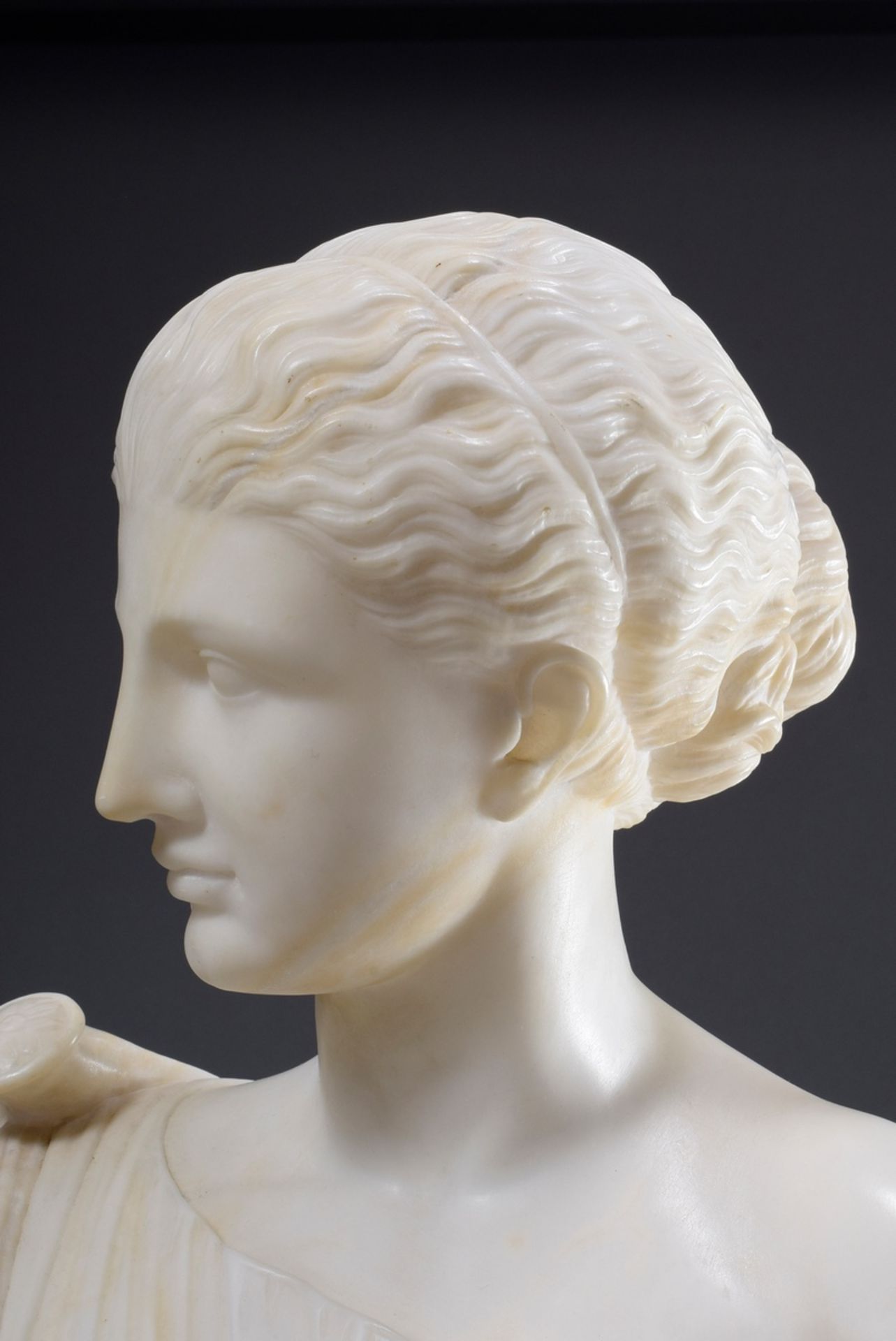 Marmorbüste "Diana von Gabii" auf Sockel, 19.Jh., H. 52cm, etw. defekt, Sockel restauriert - Bild 9 aus 18