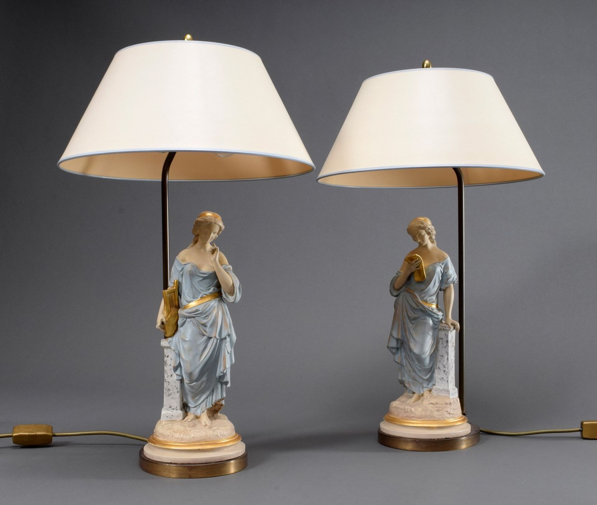 Paar polychrom staffierte Keramik Figuren "Musen" als Lampen montiert, nach Henri Lepind, Frankreic