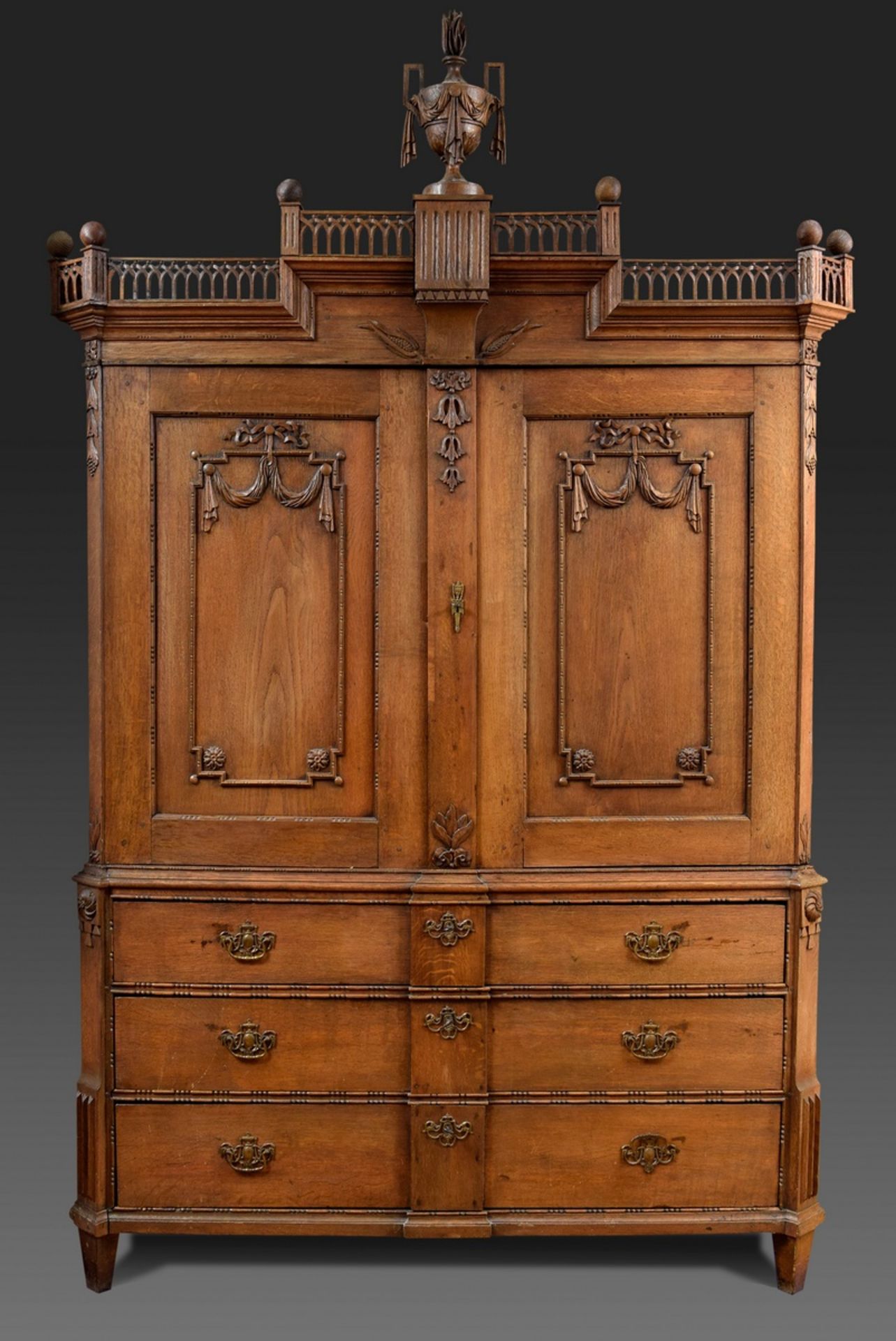 Aufwendiger Louis XVI Kabinettschrank mit Gitterkranz und plastischer Vasenschnitzerei, ornamentale