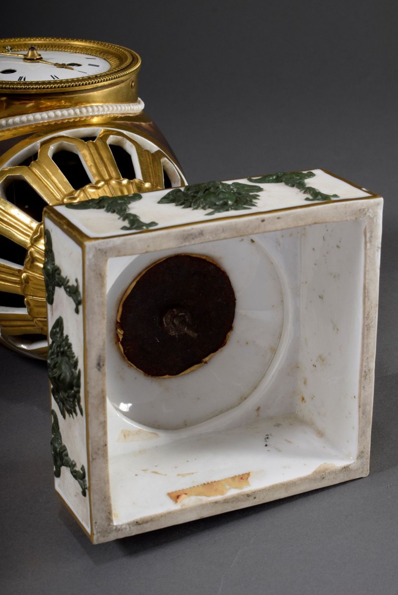 Empire Porzellan Vasenuhr mit figürlichen Handhaben "Geflügeltes Einhorn", reicher, radierter Goldm - Bild 8 aus 10