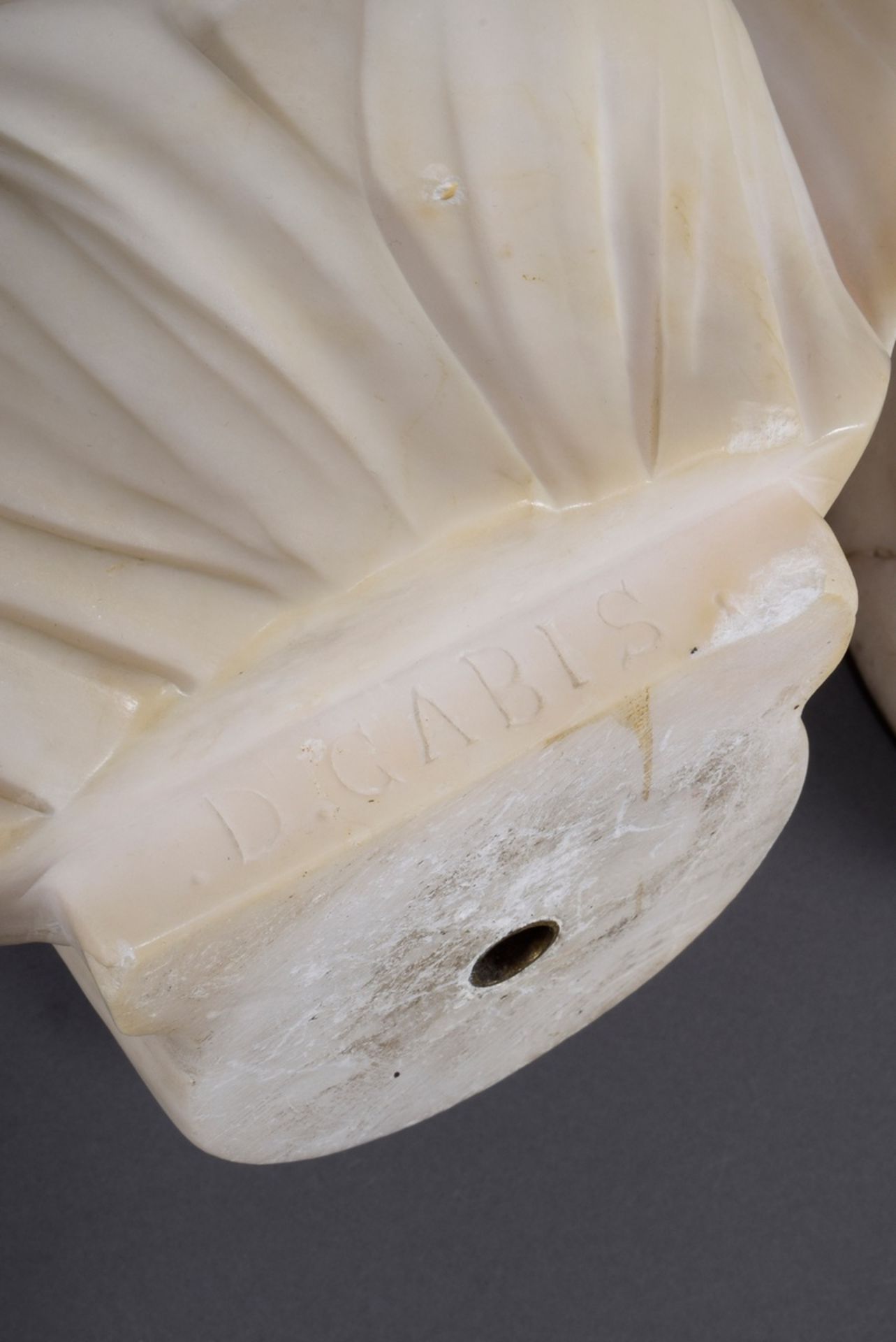 Marmorbüste "Diana von Gabii" auf Sockel, 19.Jh., H. 52cm, etw. defekt, Sockel restauriert - Bild 13 aus 18