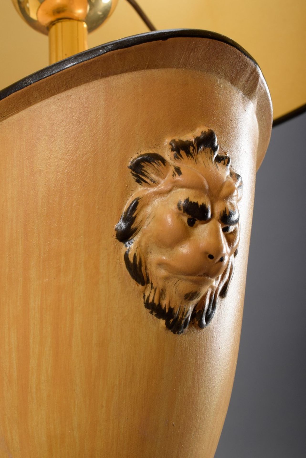 Paar Tischlampen in Holz Trompe l'oeil in Urnenform mit seitlichen Löwenmaskarons und schwarzem Dru - Bild 3 aus 4
