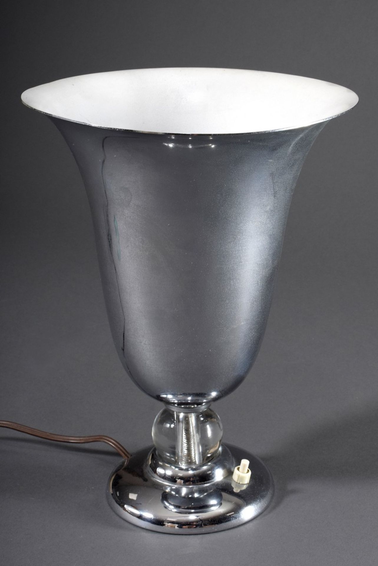 Art Deco Tischlampe mit trichterförmigem verchromtem Metall Schirm über Glas Kugel, um 1920/30, ele