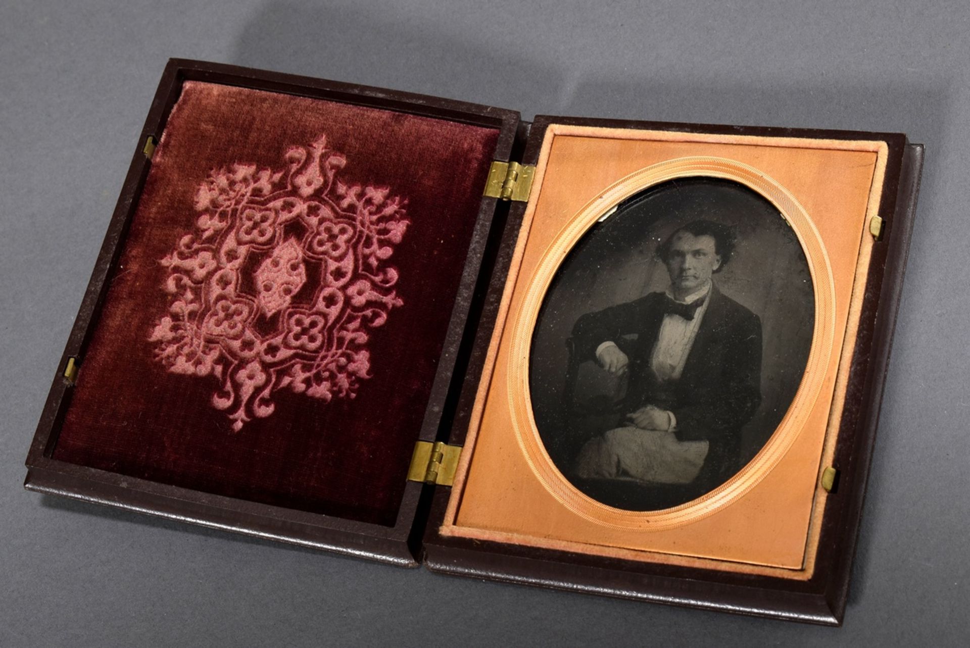 Aufklappbares Bakkelit Etui "Putto mit Hirsch" darin ovale Daguerreotypie "Junger Mann", 12,5x10cm - Bild 2 aus 4