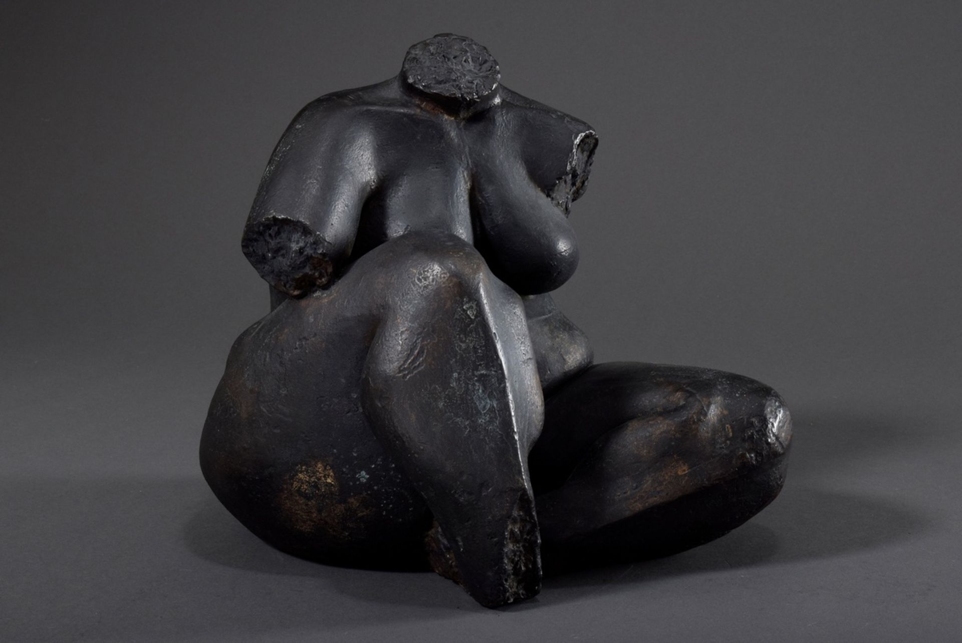 Reichelt-Feigel, Jutta (*1955) "Große Sitzende" 1980, Bronze, sign./dat., 32x32x30cm, innen handsch - Bild 2 aus 5