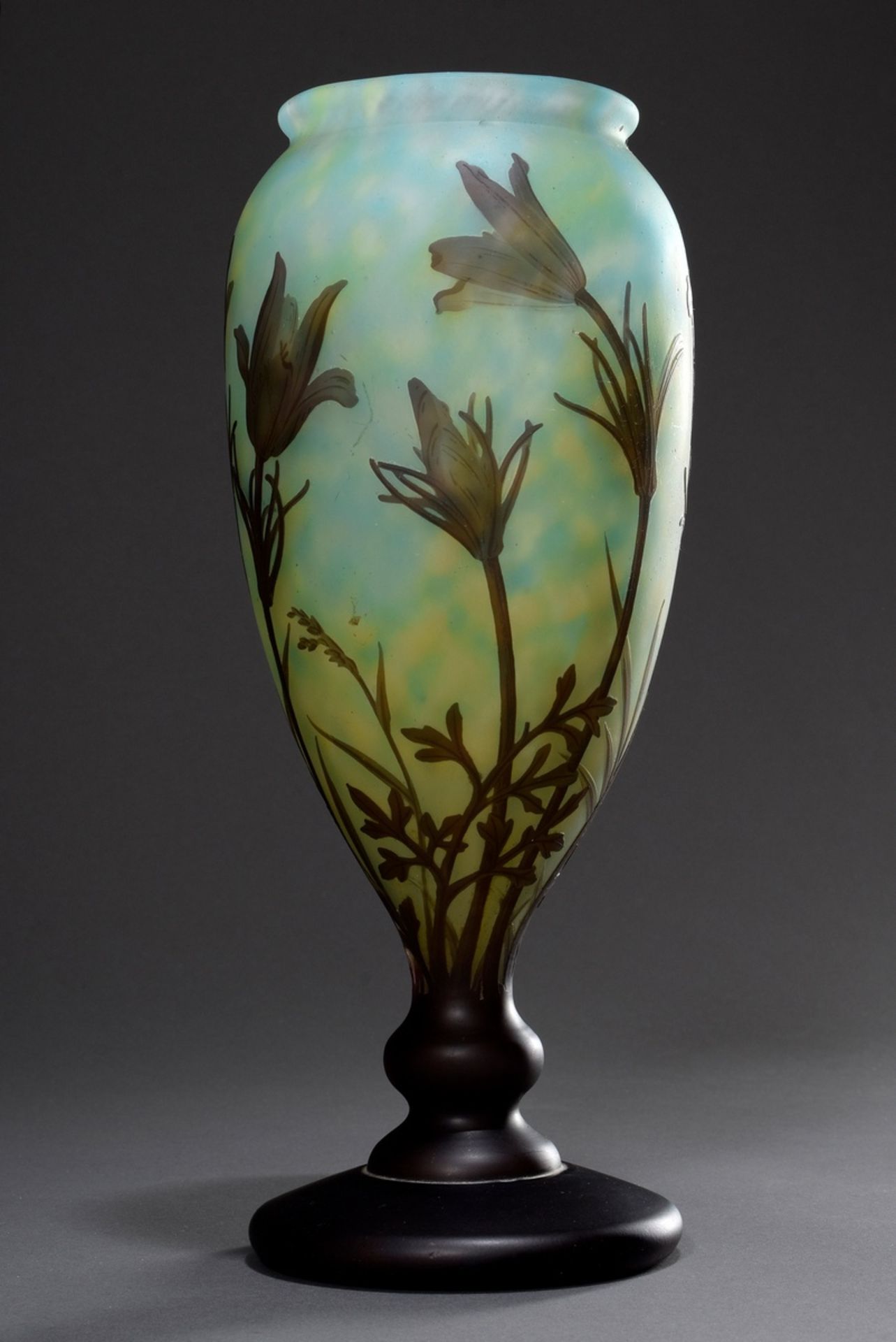 Daum Nancy Jugendstil Vase "Anémones pulsatilles", farbloses Glas mit gelben und hellblauen Pulvere