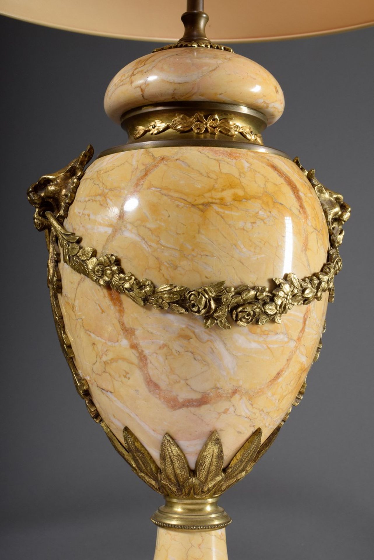 Gelb geäderte Marmor Vase mit floraler Bronze Montierung und plastischen Löwenköpfen im Louis XVI S - Bild 3 aus 7