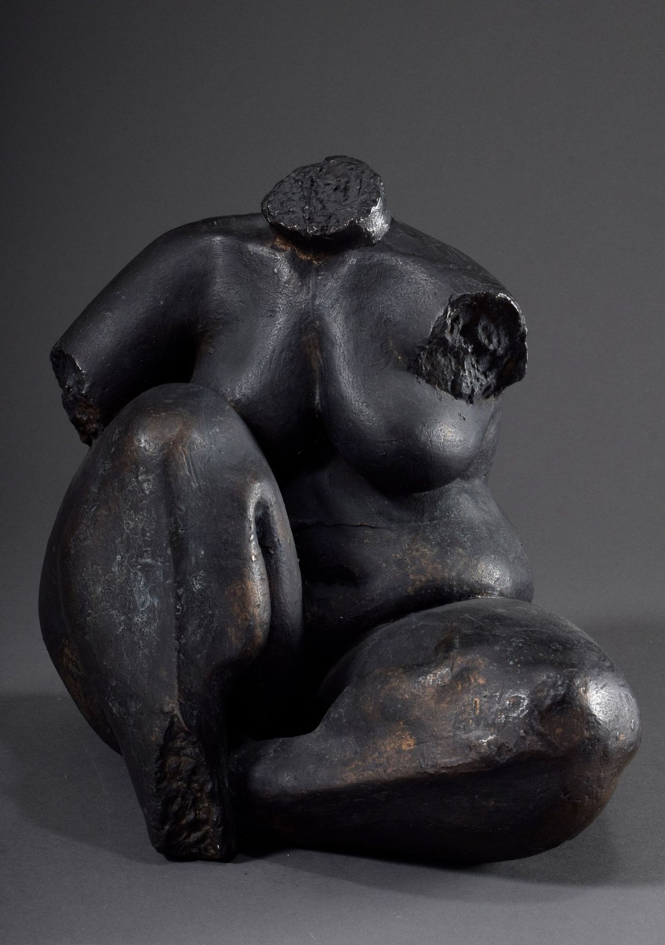 Reichelt-Feigel, Jutta (*1955) "Große Sitzende" 1980, Bronze, sign./dat., 32x32x30cm, innen handsch