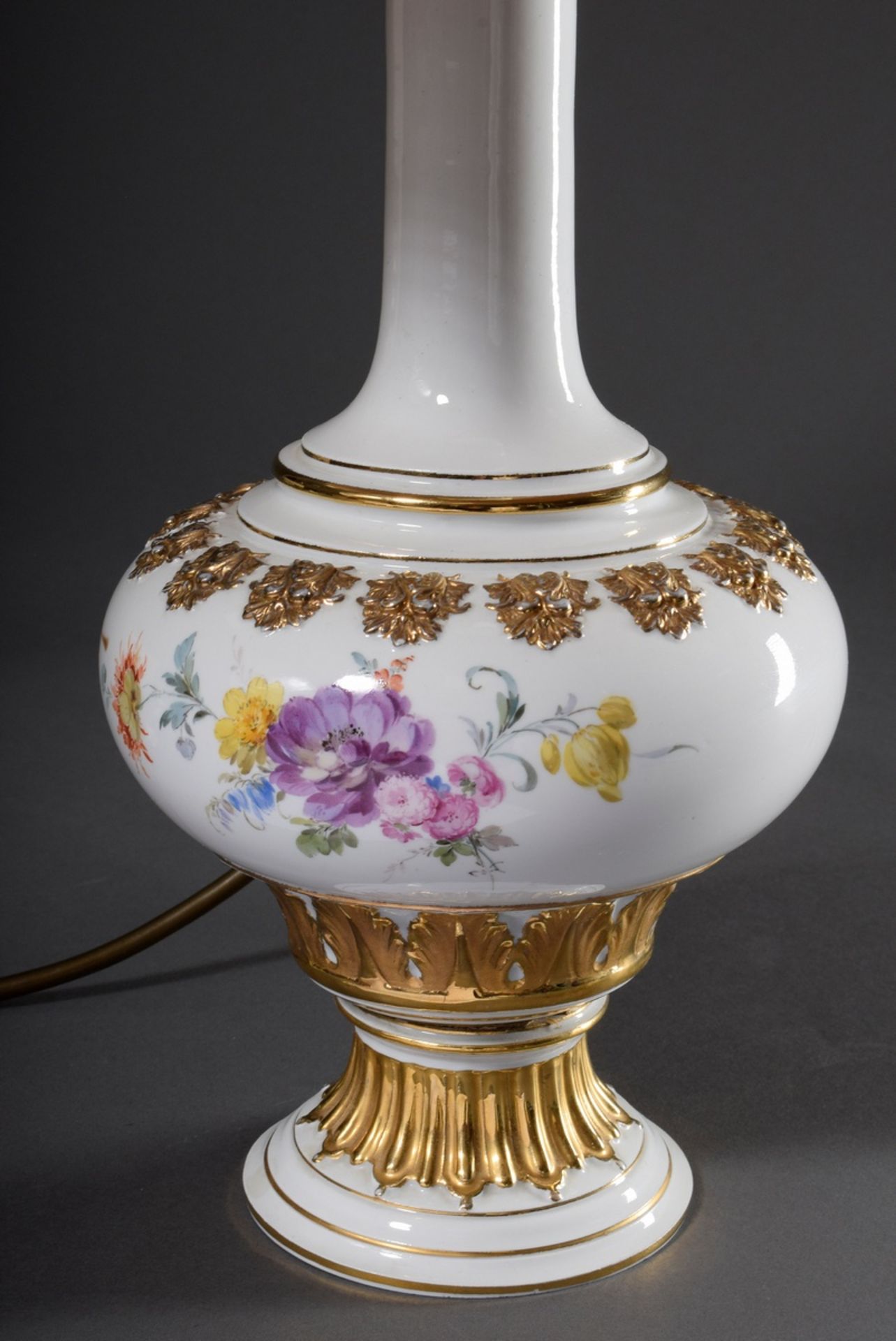 Meissen Lampenfuß mit polychromer Malerei "Blumenbouquet" und vergoldeten Reliefs, 20.Jh., H. 37,5/ - Bild 2 aus 5