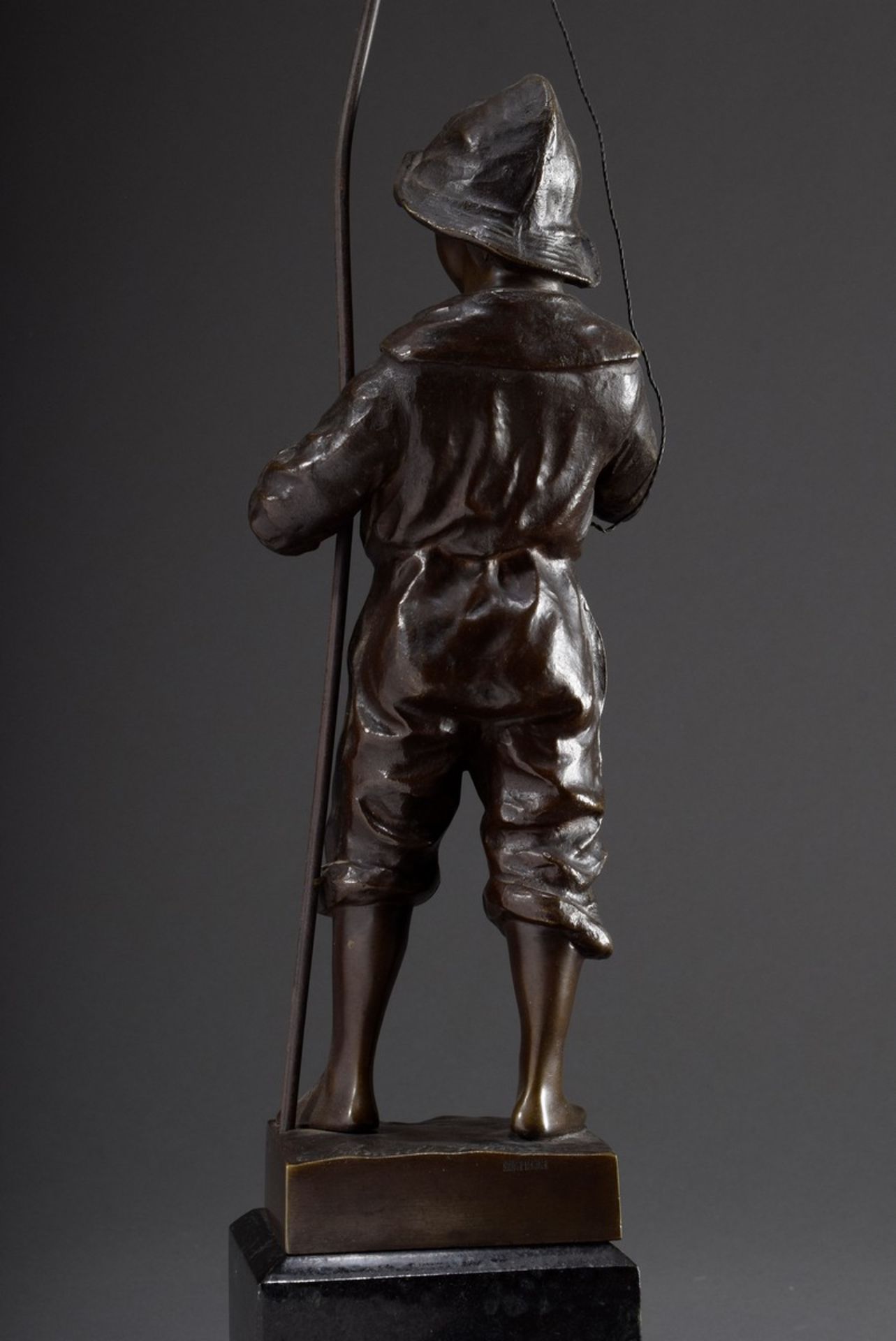 Schmidt-Felling, Julius Paul (1835-1920) "Junger Angler mit Fisch", Bronze dunkel patiniert, sign., - Bild 4 aus 8