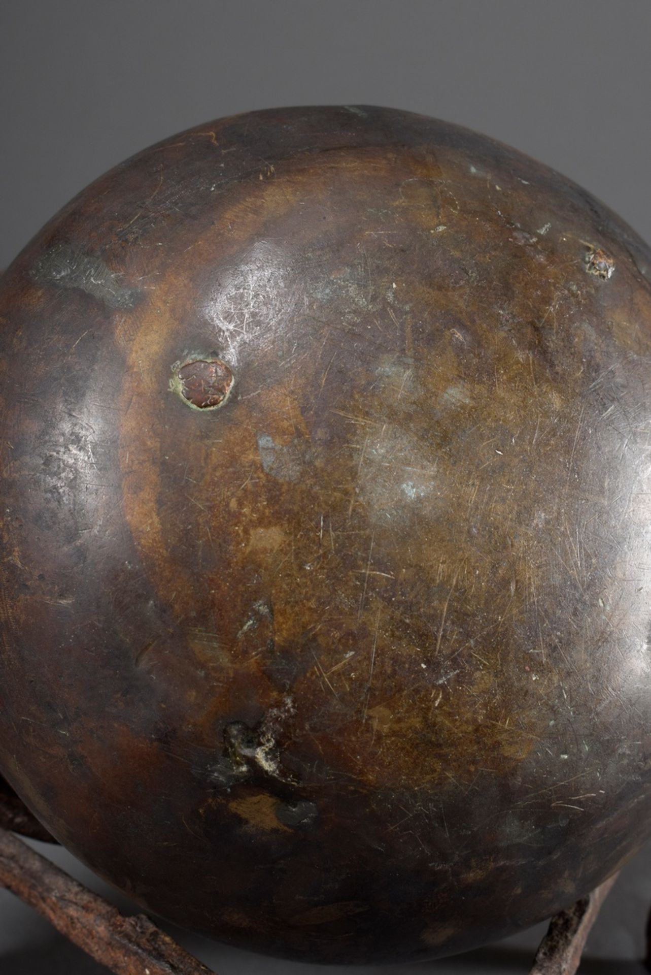 Bronze Lavabo-Wasserkessel mit zwei Fabeltier-Ausgüssen und Eisen Klapphenkel, wohl 15./16.Jh., H.  - Bild 6 aus 6