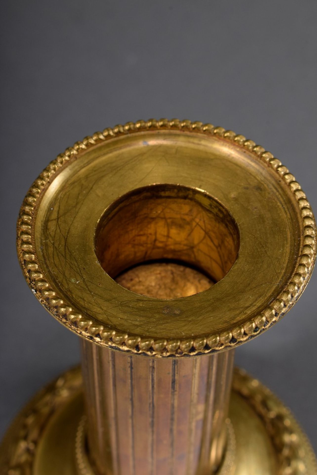 Paar kleine feuervergoldetet Bronze Leuchter auf rundem Fuß mit kanneliertem Schaft, Lorbeerfries u - Bild 2 aus 4
