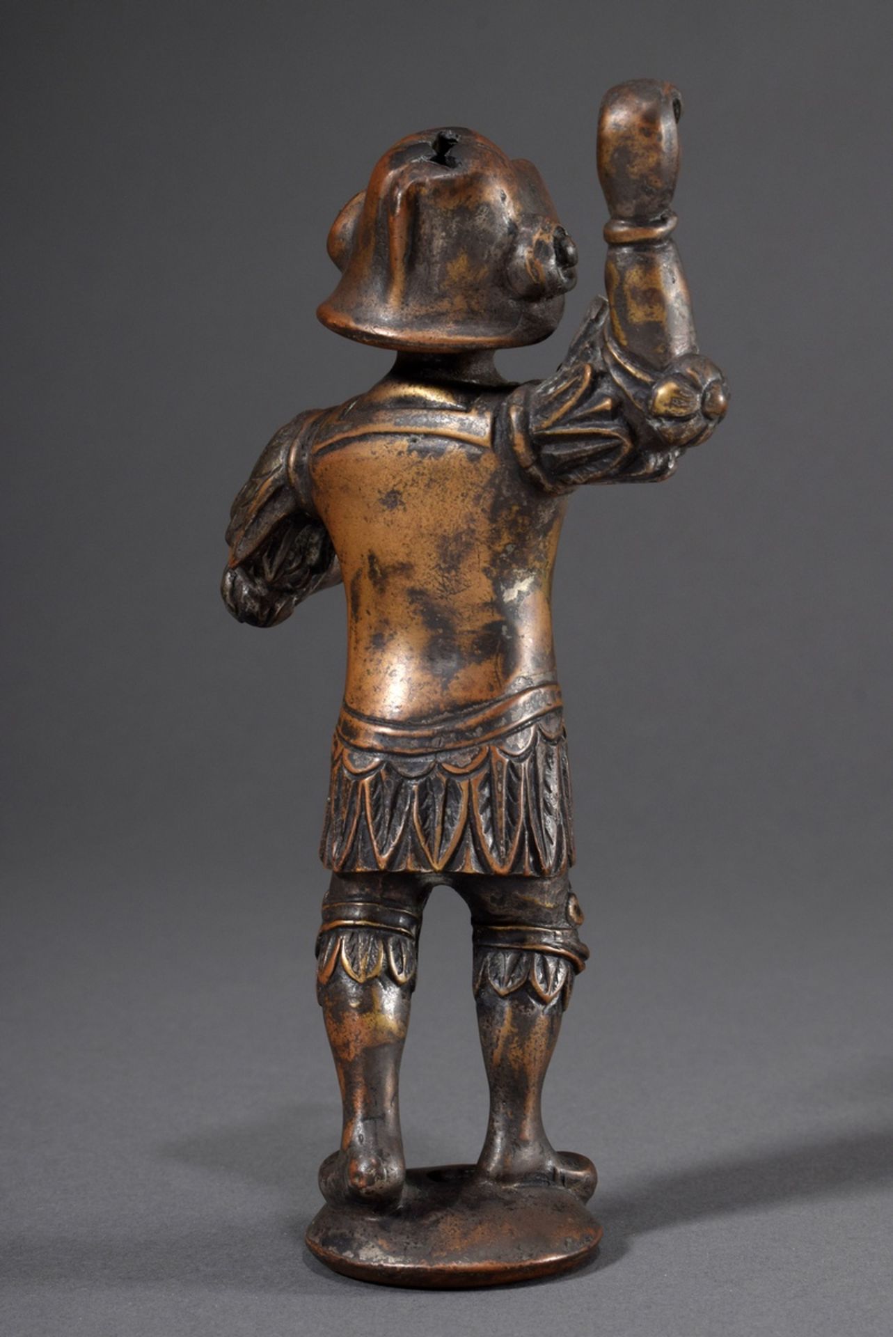 Bronze Figur "Landsknecht mit erhobenem Arm", wohl Leuchter Fragment, 16.Jh., H. 18,5cm, etw. defek - Bild 3 aus 6