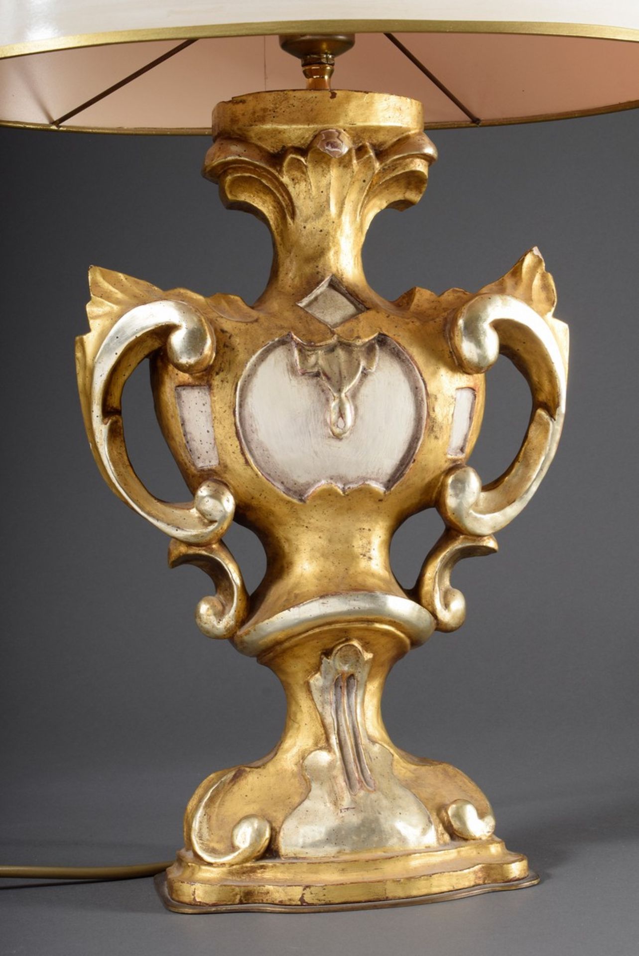 Geschnitzte Holz Vase nach barockem Vorbild, weiß-gold gefasst, als Lampe montiert, H. 64cm, leicht - Bild 2 aus 5