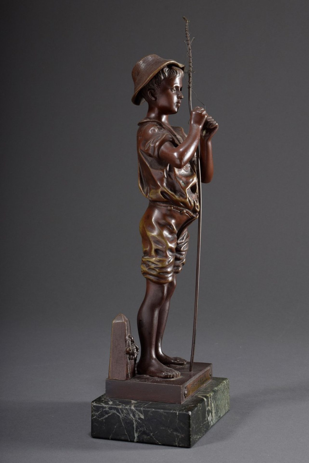 Lavergne, Adolphe Jean (1863-1928), "Pecheur", Bronze braun patiniert, sign., auf Marmorsockel, H.  - Bild 2 aus 6