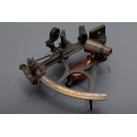 Englischer Marine Sextant, Ebenholz/Messing, Herst. „Heath & Co. Ltd. Crayford London“, Ende 19.Jh.