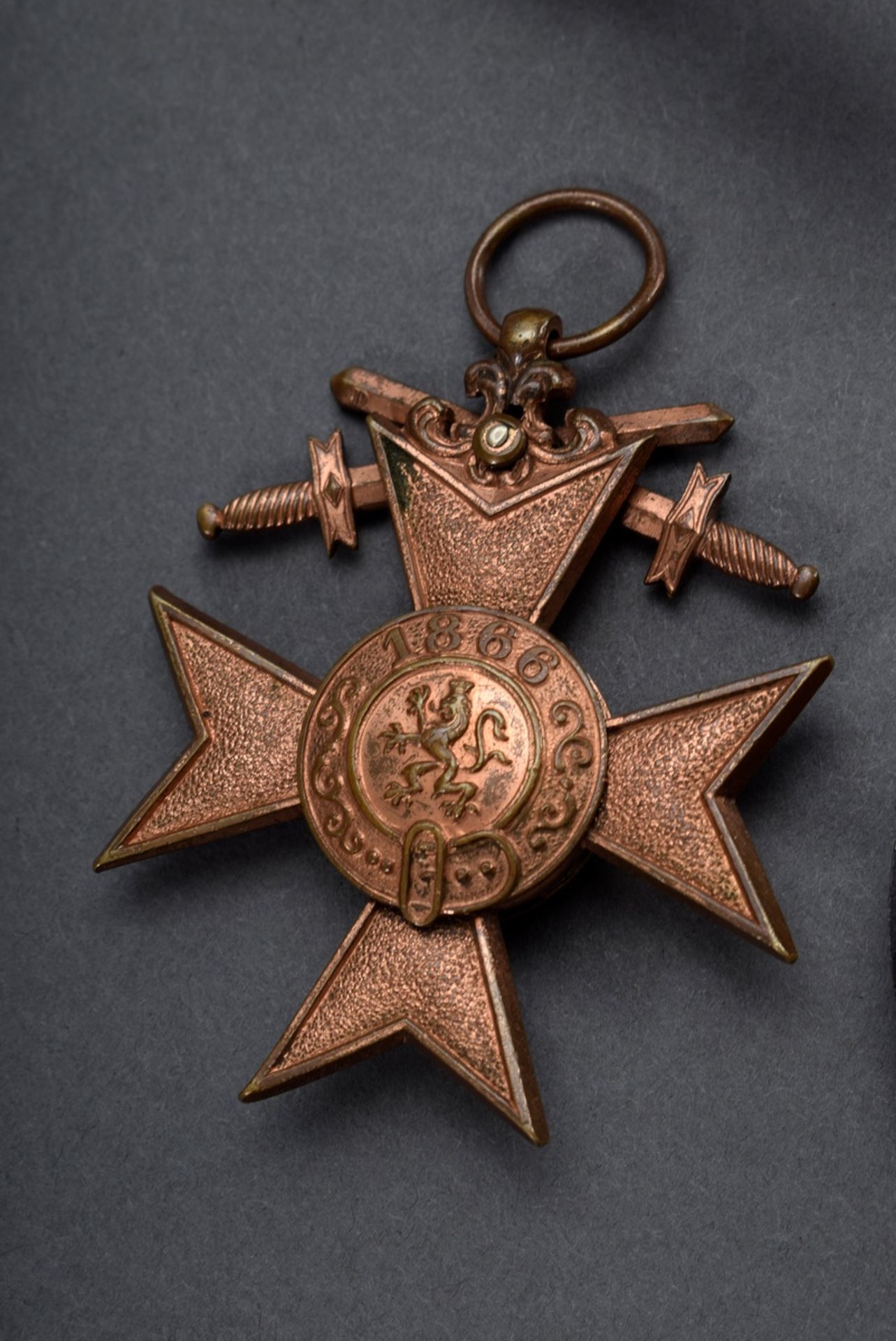 7 Diverse Auszeichnungen, WK I/ II: 1 Verwundetenabzeichen 1939 (H. 4,4cm); 1 Kriegsverdienstkreuz  - Bild 6 aus 8