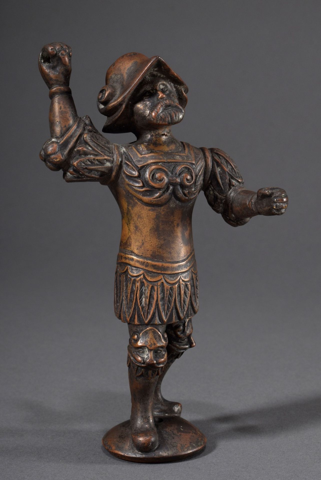 Bronze Figur "Landsknecht mit erhobenem Arm", wohl Leuchter Fragment, 16.Jh., H. 18,5cm, etw. defek - Bild 2 aus 6
