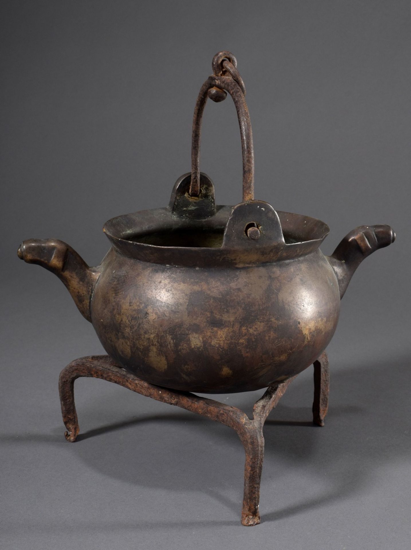 Bronze Lavabo-Wasserkessel mit zwei Fabeltier-Ausgüssen und Eisen Klapphenkel, wohl 15./16.Jh., H. 