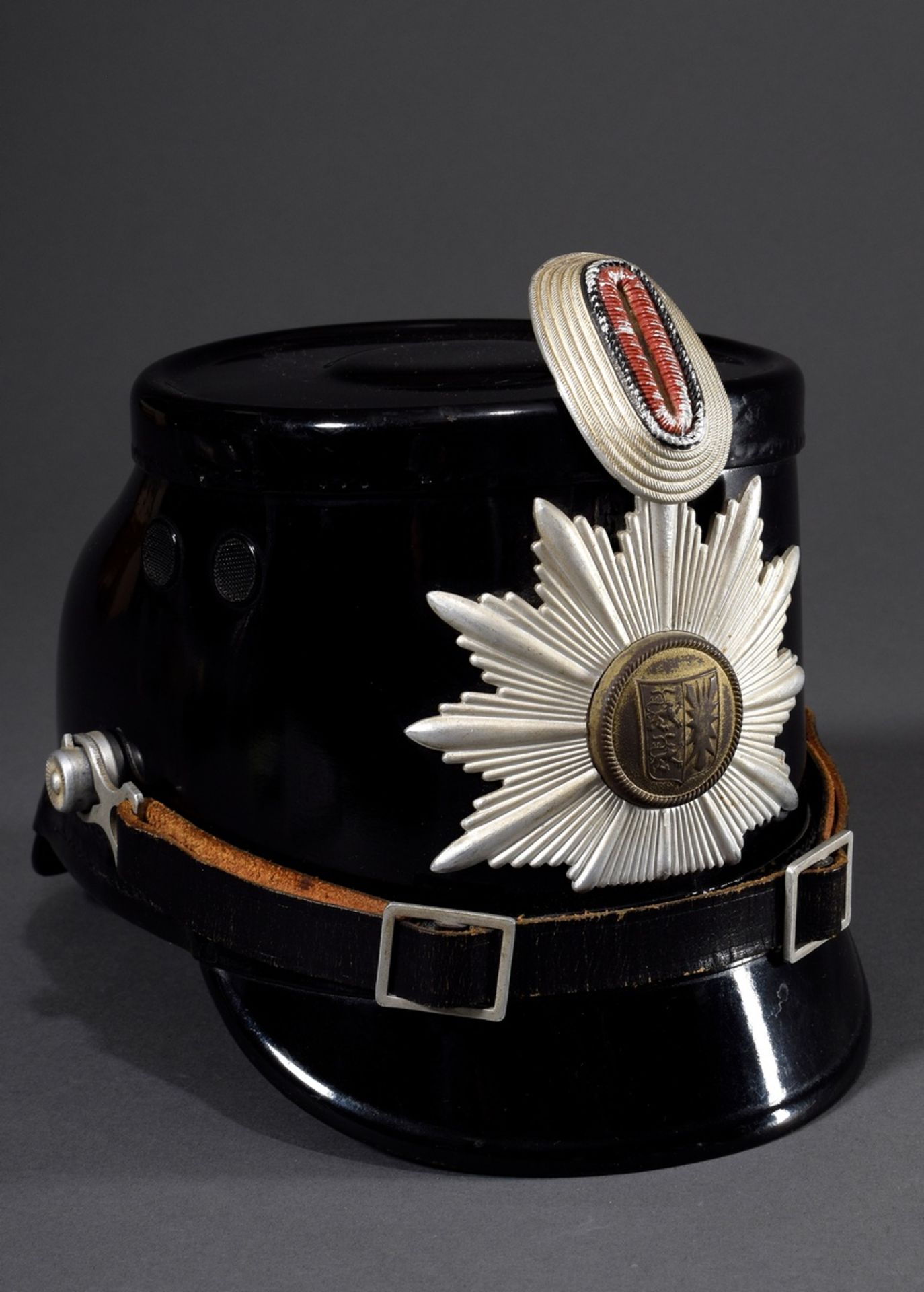 Polizei Tschako für Schleswig-Holstein mit Kokarde, 1950/60er Jahre, H. 18,5cm, leichte Trage- und 