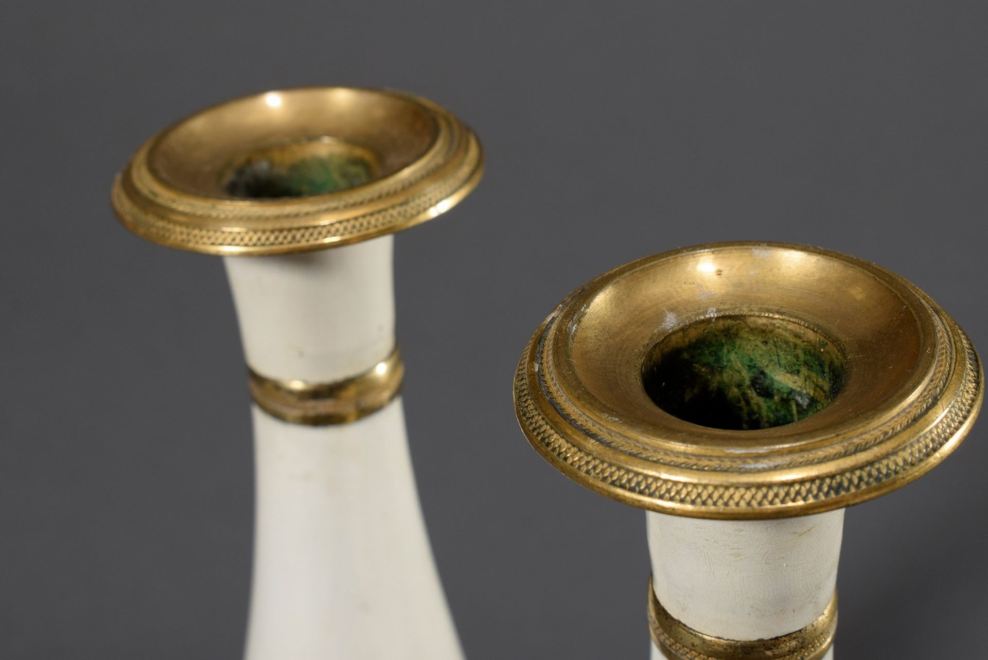 Paar Stobwasser Zinn Leuchter auf quadratischem Fuß und vasenförmigem Schaft, monochrom weiß lackie - Bild 2 aus 4