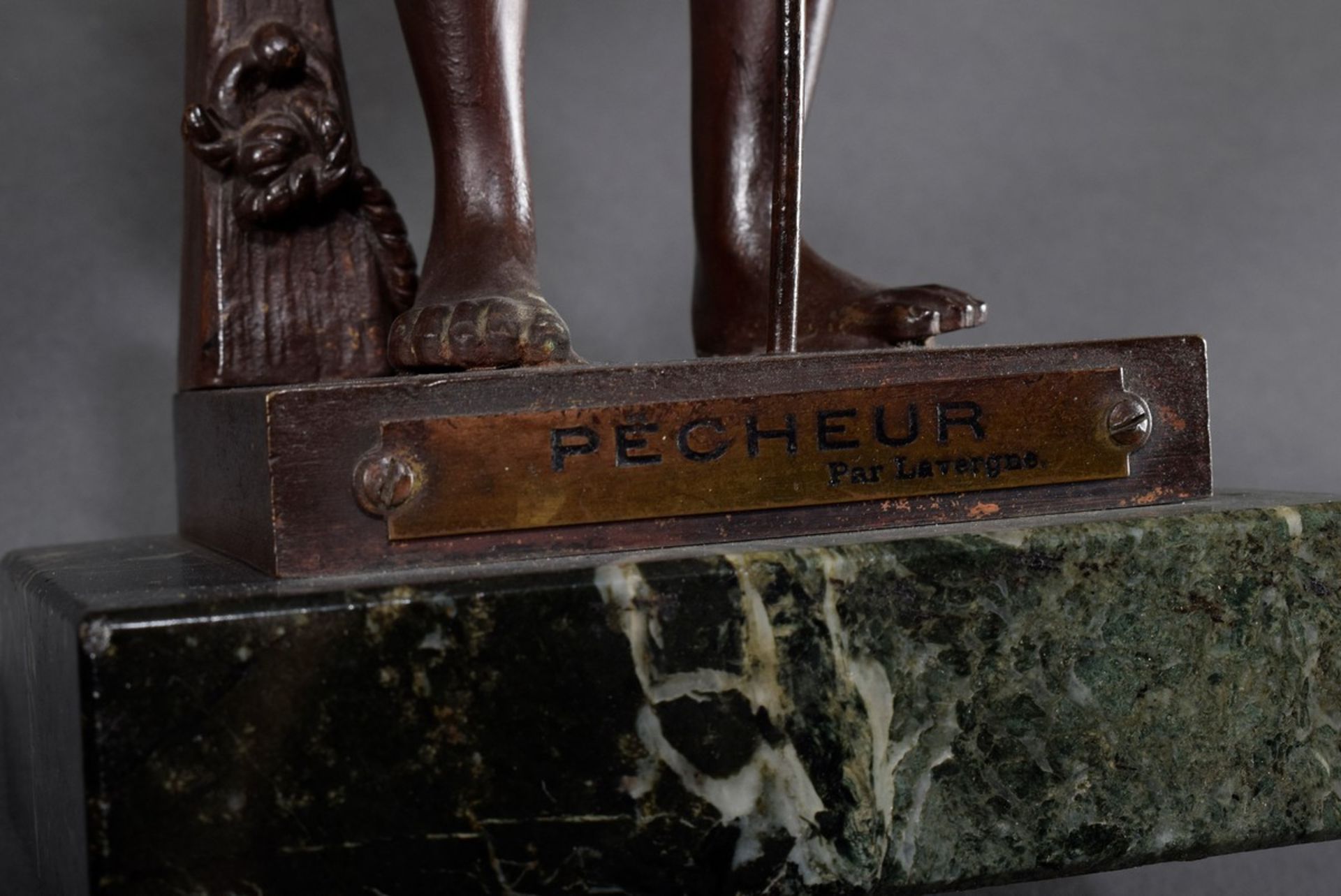 Lavergne, Adolphe Jean (1863-1928), "Pecheur", Bronze braun patiniert, sign., auf Marmorsockel, H.  - Bild 4 aus 6