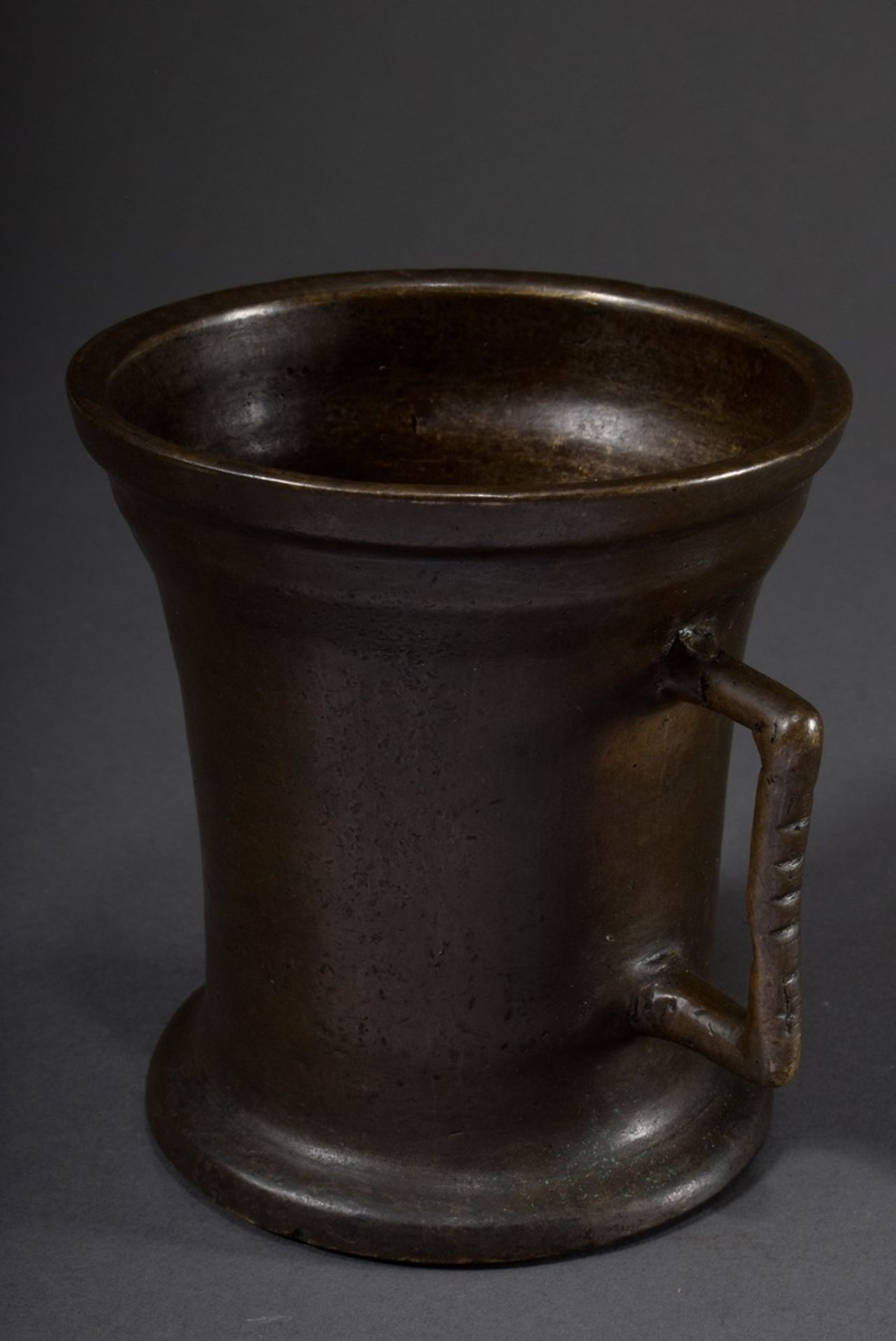 Gotischer Bronze Einhenkelmörser, dunkel patiniert, 16.Jh., H. 13,8cm, Ø12,8cm, mit Pistill (L. 21, - Bild 3 aus 4