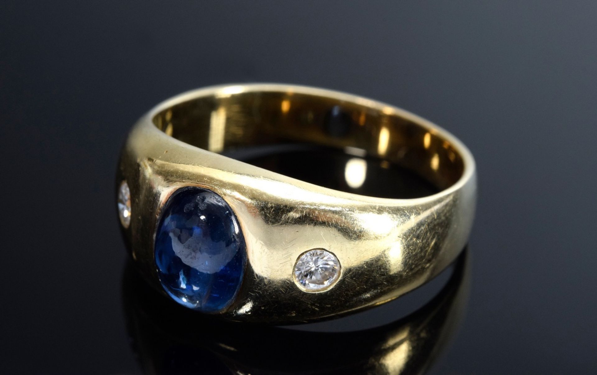 Klassischer GG 585 Bandring mit Saphircabochon und 2 Brillanten (zus. ca. 0.14ct/VS und P1/CR), 8g, - Bild 2 aus 2