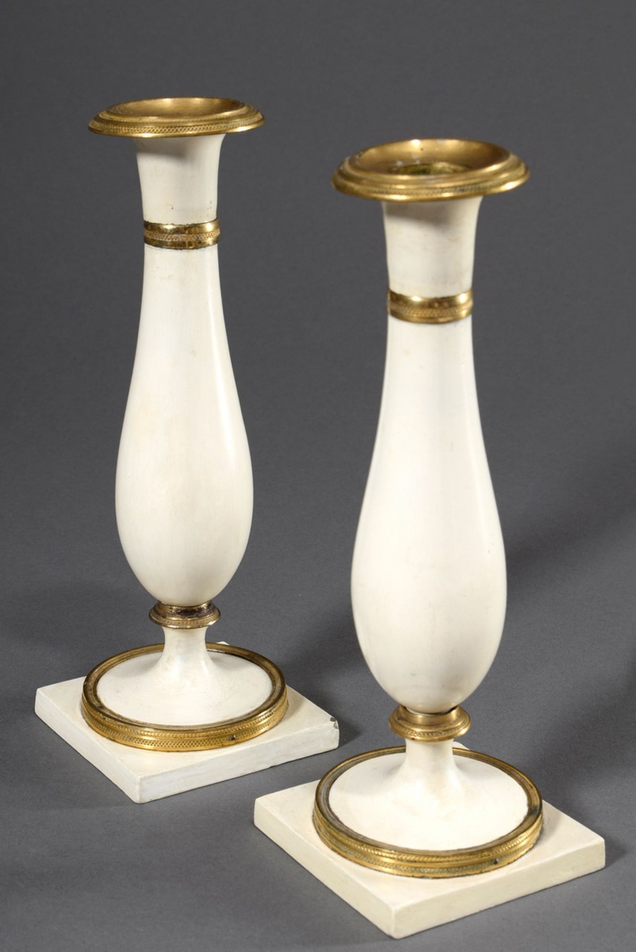 Paar Stobwasser Zinn Leuchter auf quadratischem Fuß und vasenförmigem Schaft, monochrom weiß lackie