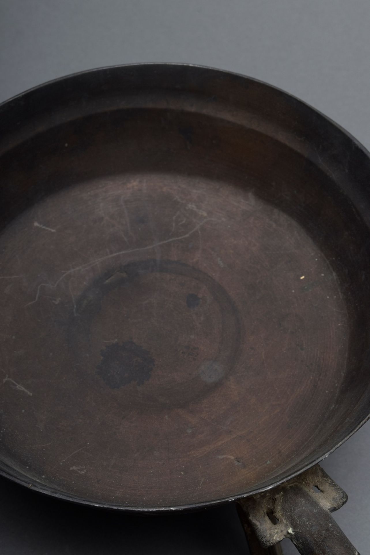2 Diverse Dreifußpfannen mit glattem Stiel, Bronze, wohl 16./17.Jh., H. 6./12cm, Ø 16,5/22cm, Druck - Bild 3 aus 5