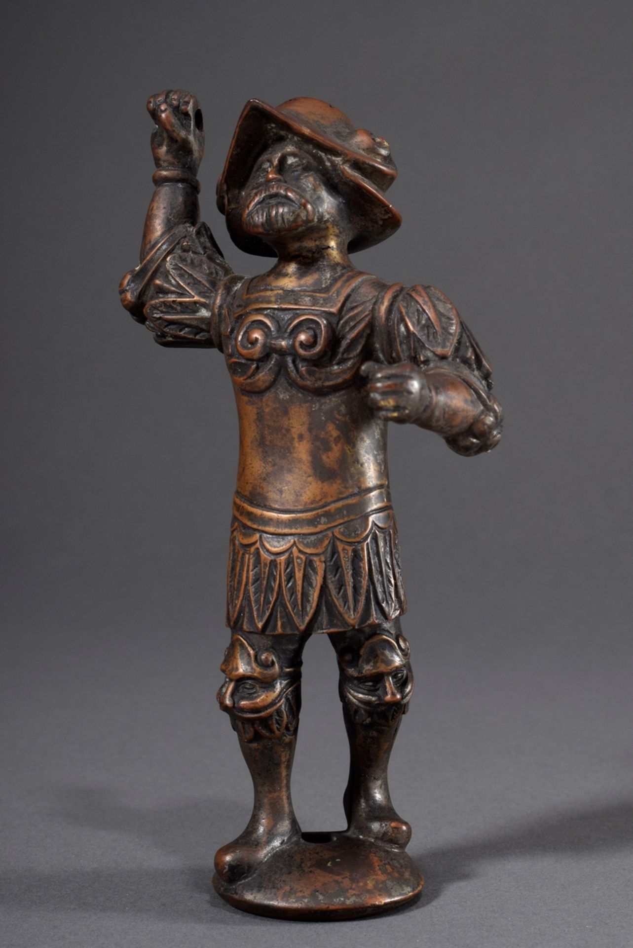 Bronze Figur "Landsknecht mit erhobenem Arm", wohl Leuchter Fragment, 16.Jh., H. 18,5cm, etw. defek