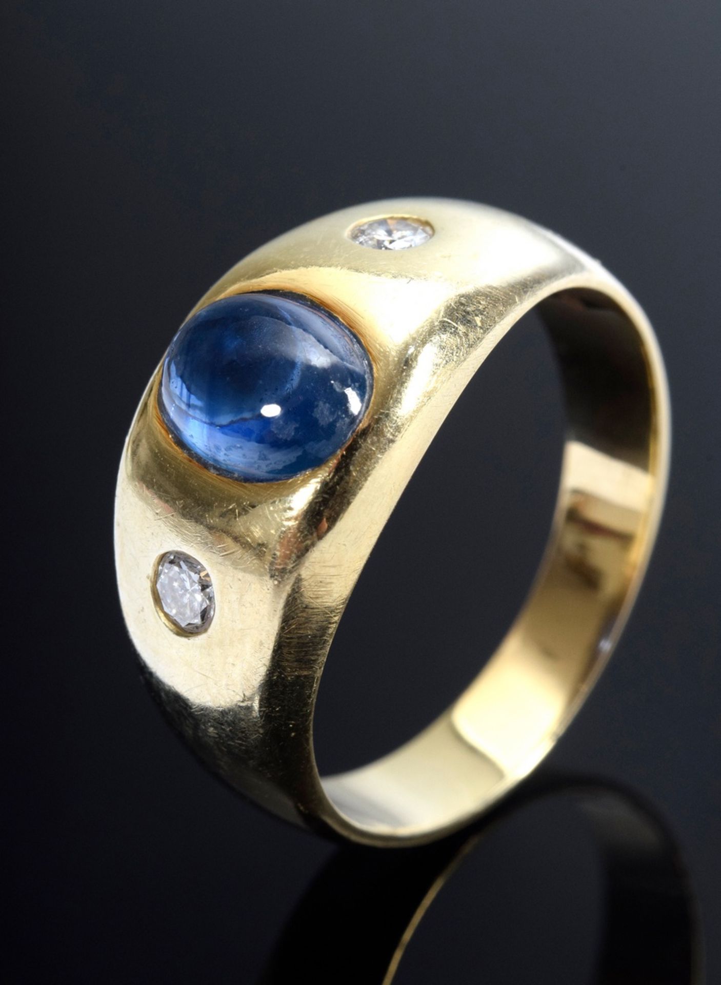 Klassischer GG 585 Bandring mit Saphircabochon und 2 Brillanten (zus. ca. 0.14ct/VS und P1/CR), 8g,