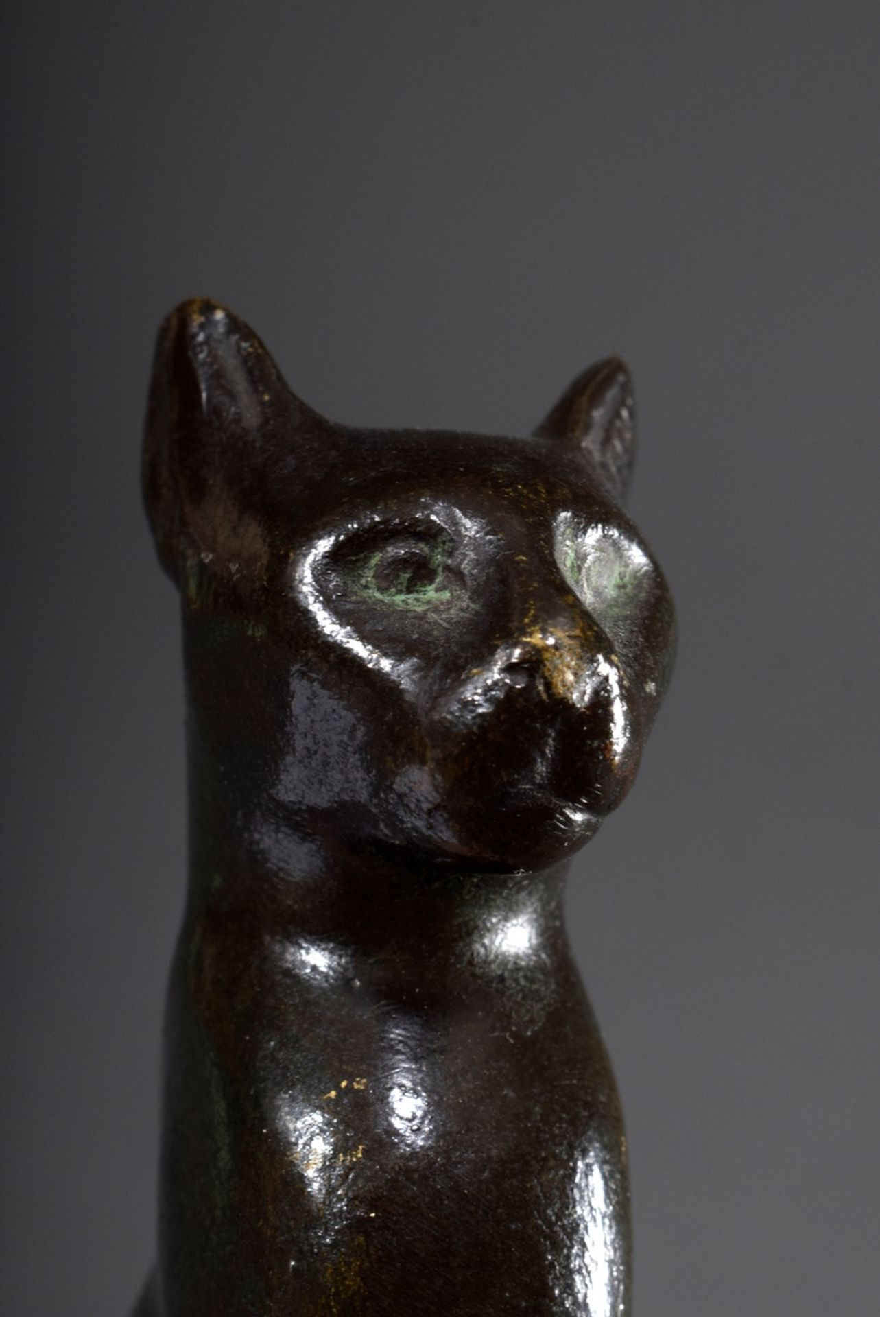 Bronze Plastik "Bastet" (ägyptischer Katzengott), dunkel patiniert, auf Marmor Sockel. H. 11,5/18cm - Bild 4 aus 5