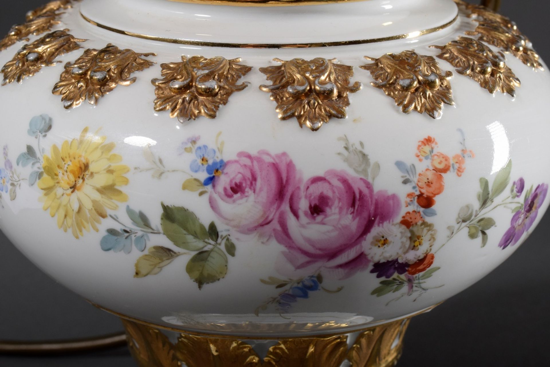 Meissen Lampenfuß mit polychromer Malerei "Blumenbouquet" und vergoldeten Reliefs, 20.Jh., H. 37,5/ - Bild 4 aus 5