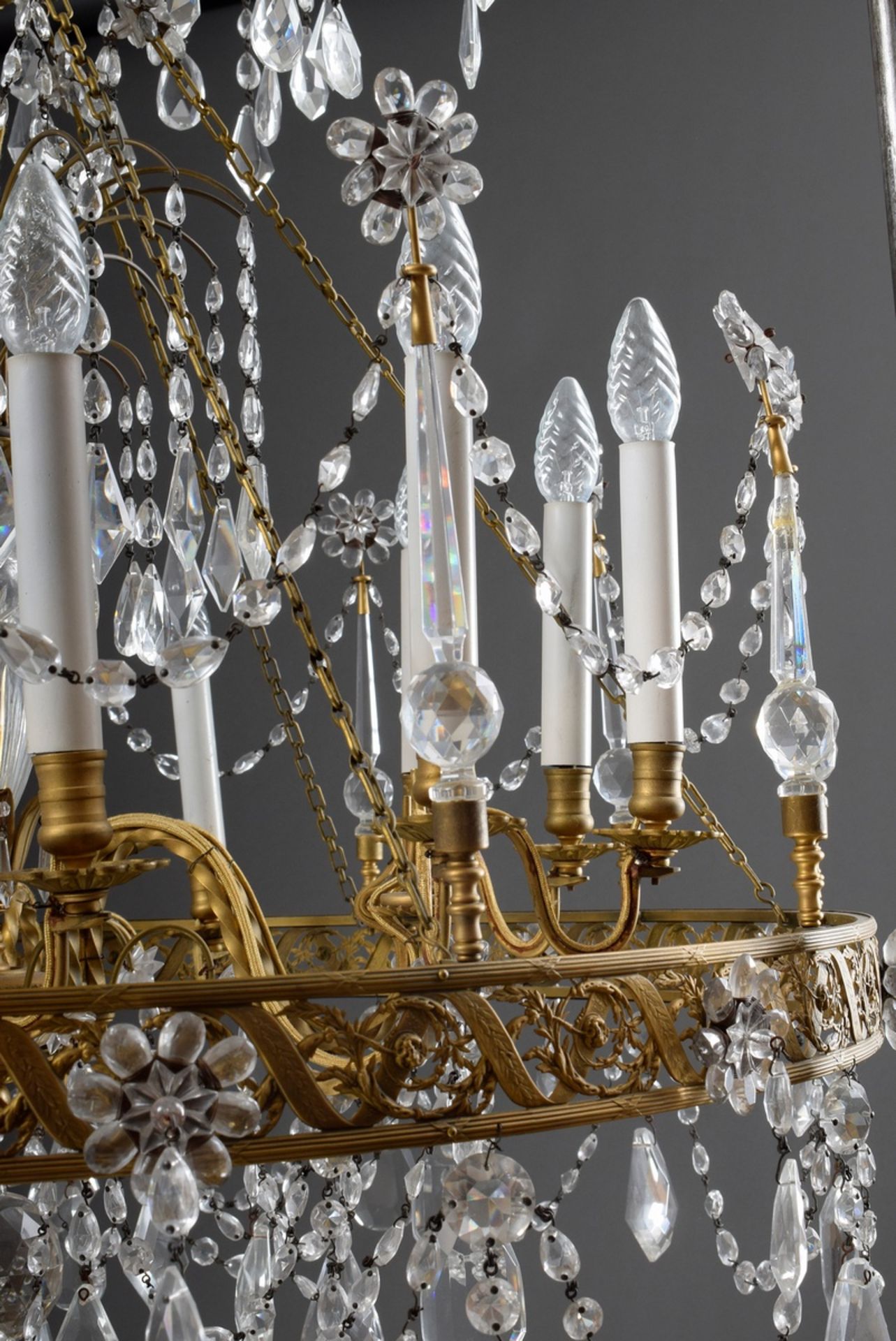 Prachtvoller Prismen Kronleuchter in Empire Stil mit zarter vergoldeter Montierung "Band- und Blatt - Bild 10 aus 13