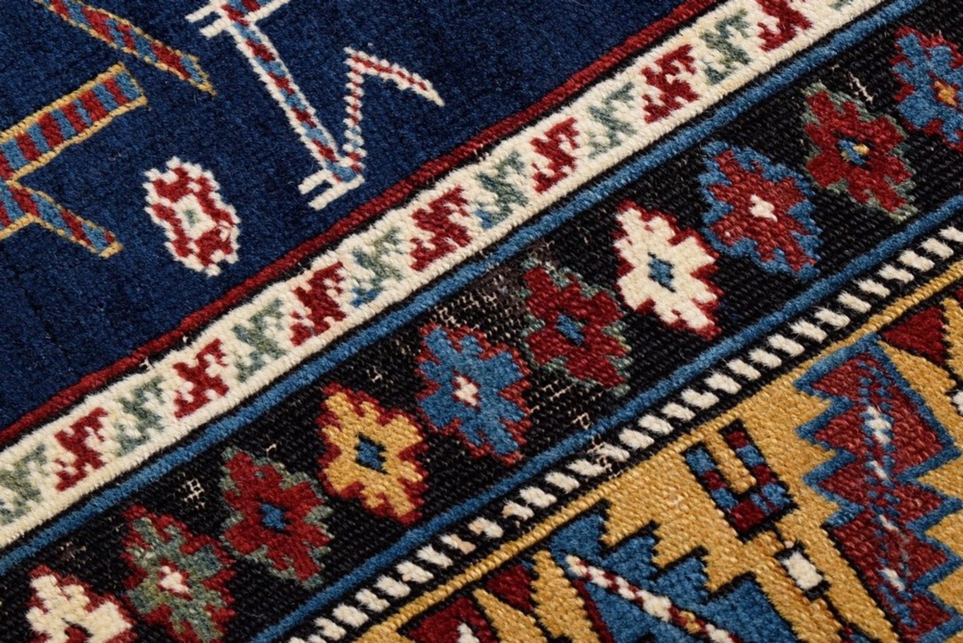 Attractive Karagashli with a great richness of motifs in beautiful colors: in the beautifully drawn - Image 4 of 4