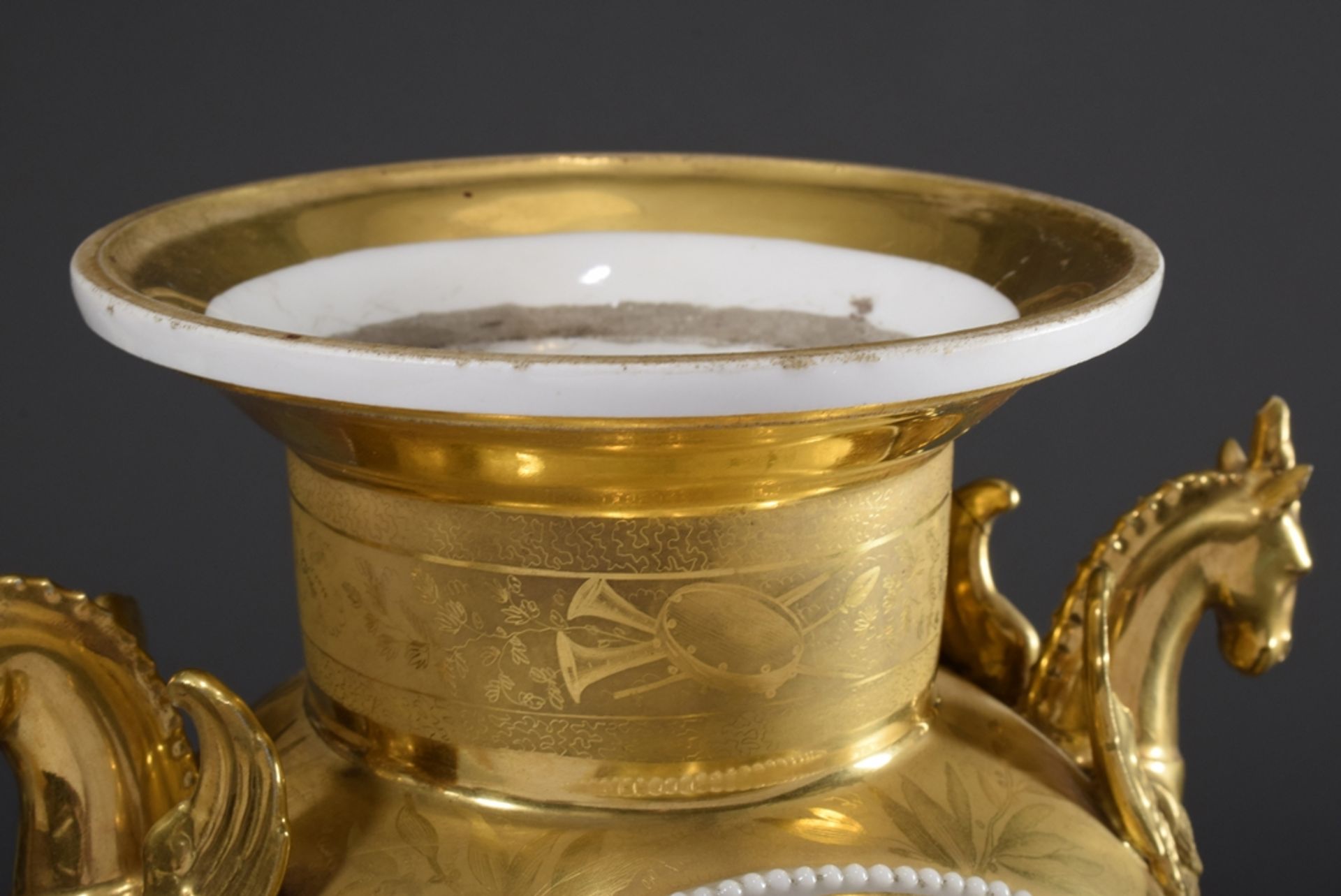 Empire Porzellan Vasenuhr mit figürlichen Handhaben "Geflügeltes Einhorn", reicher, radierter Goldm - Bild 3 aus 10