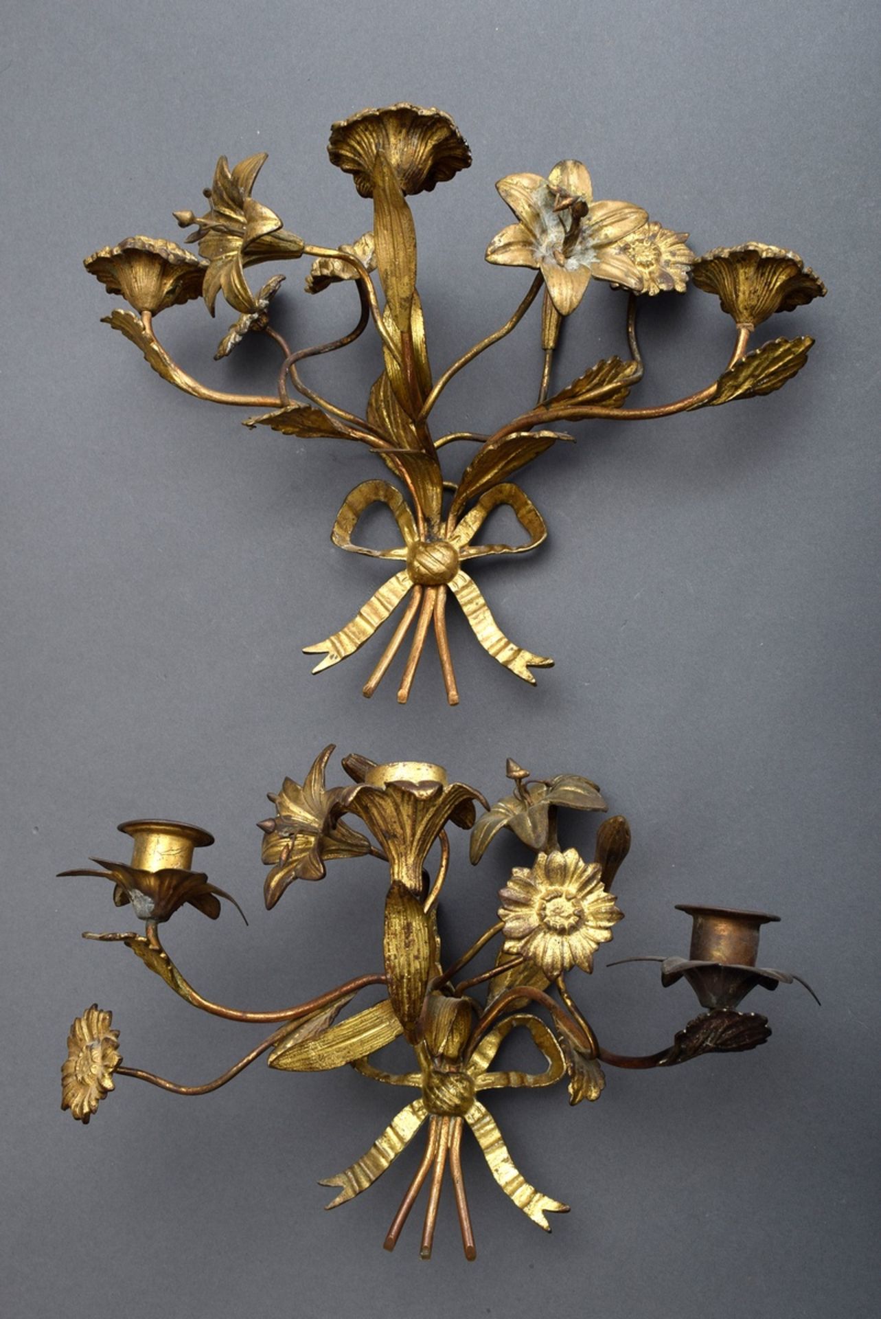 Paar vergoldete Bronze Wandarme "Blumensträuße mit Schleife", 3flammig, ehem. elektrifiziert, 18x27 - Bild 2 aus 6