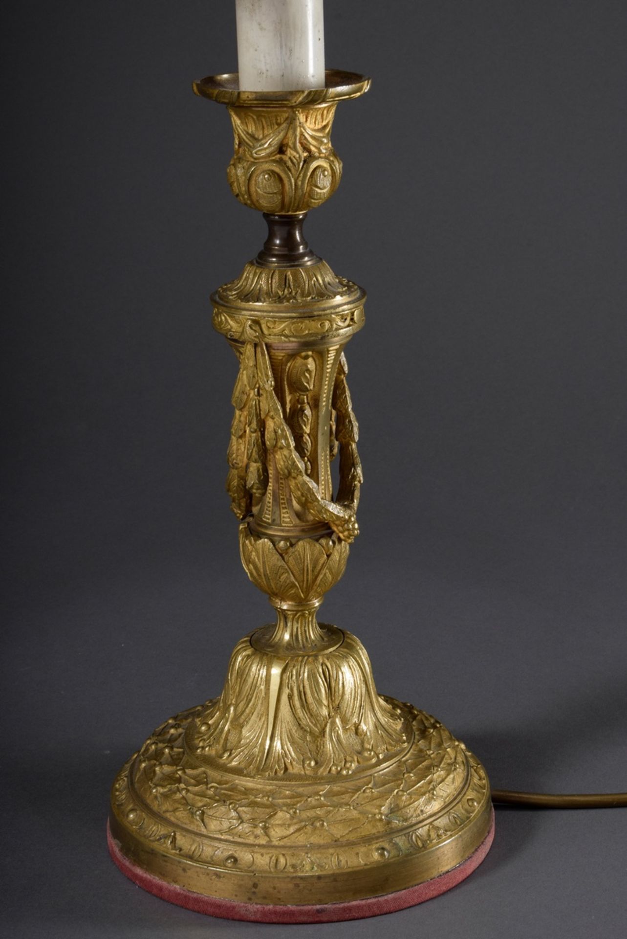 Französischer Bronze Leuchter im Louis XVI Stil mit plastischem Girlandendekor, als Lampe montiert, - Bild 2 aus 6