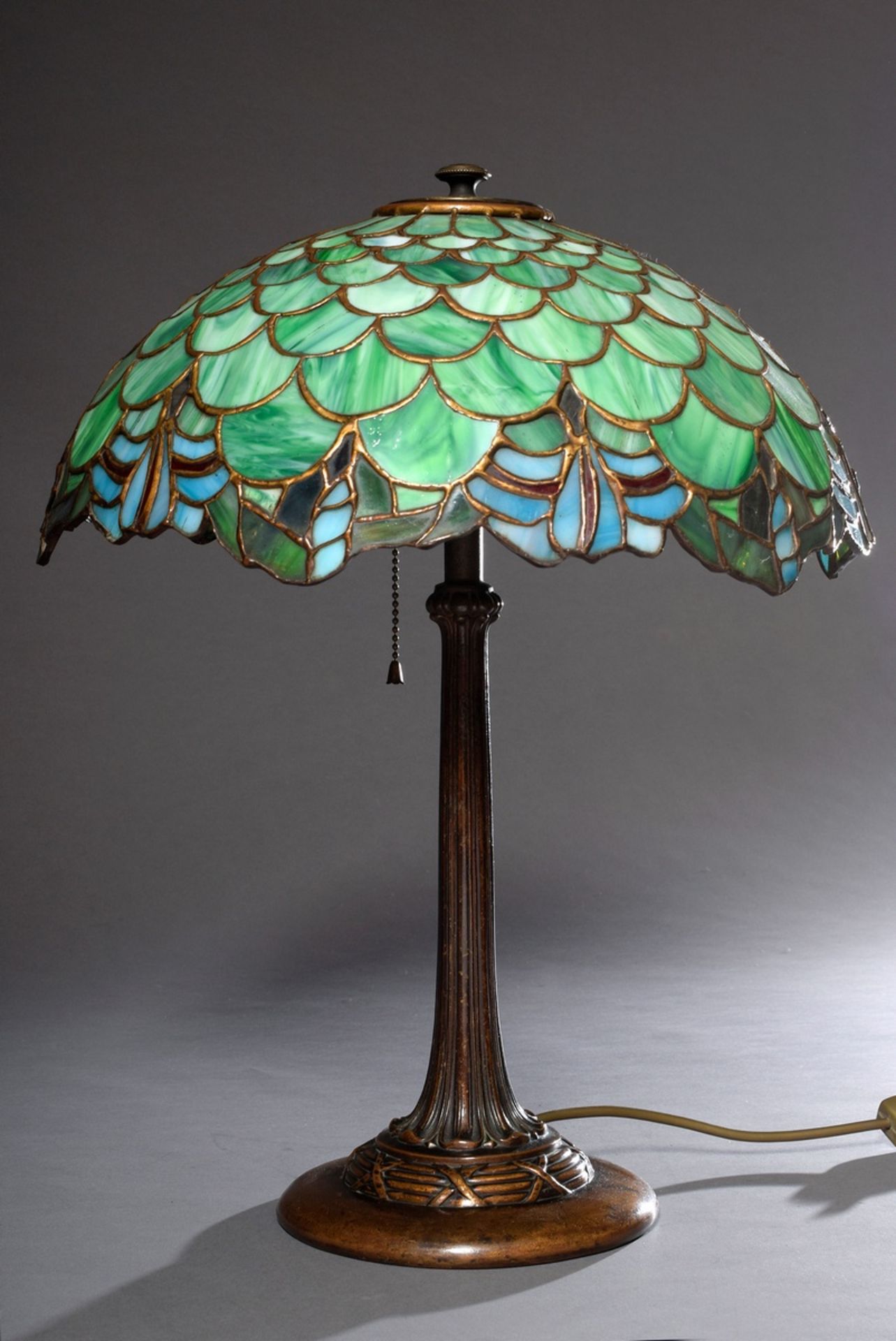 Jugendstil Tischlampe mit bleiverglastem Schirm in Grün sowie patiniertem Bronzefuß, wohl Handel/US
