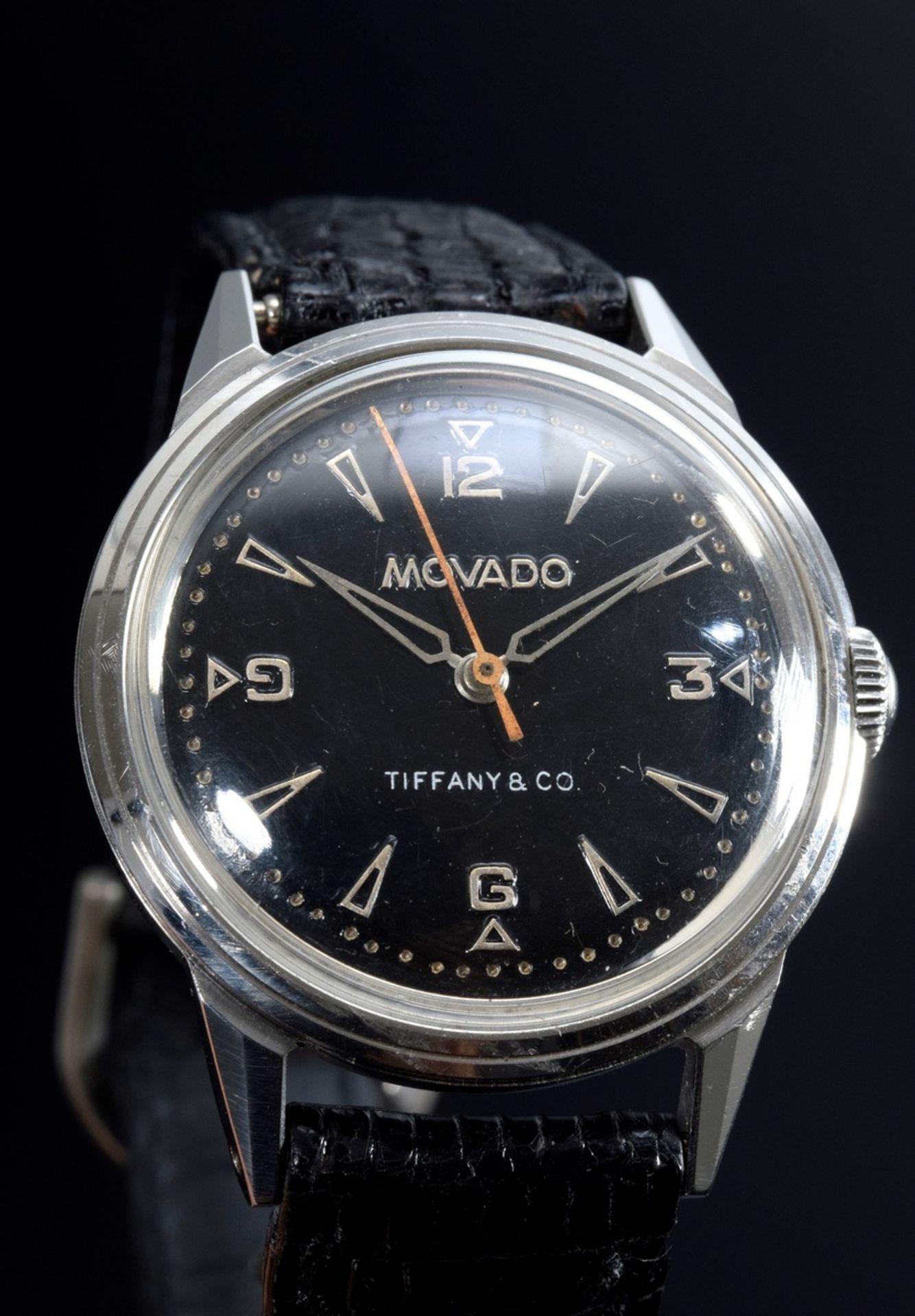 Tiffany & Co. Herrenarmbanduhr mit Movado Werk, Handaufzug, Edelstahl mit schwarzem Echsenband, gro