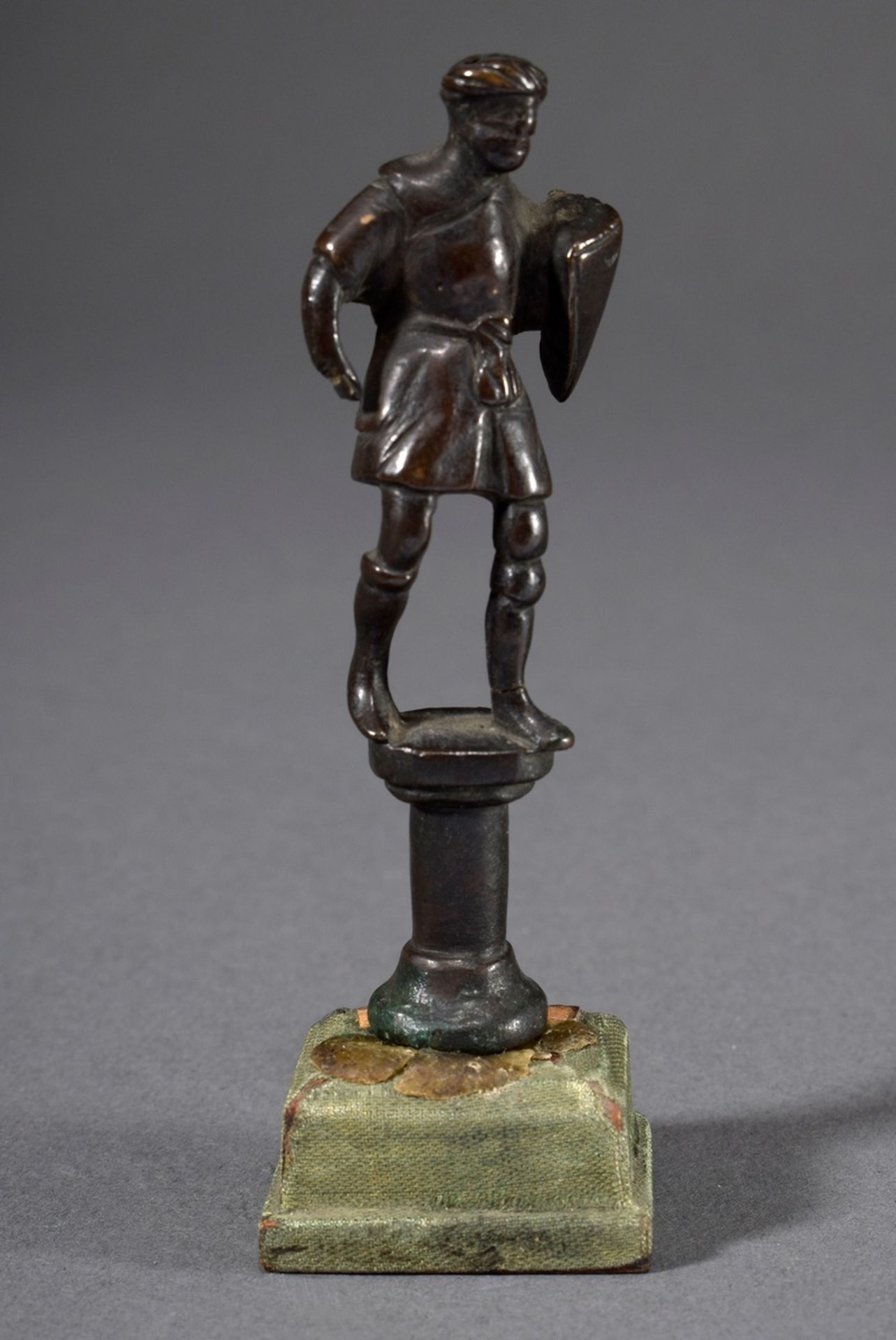 Kleine frühe Bronze Figur "Stehender Krieger mit Schild" auf Säule, Schachfigur (?),  dunkel patini